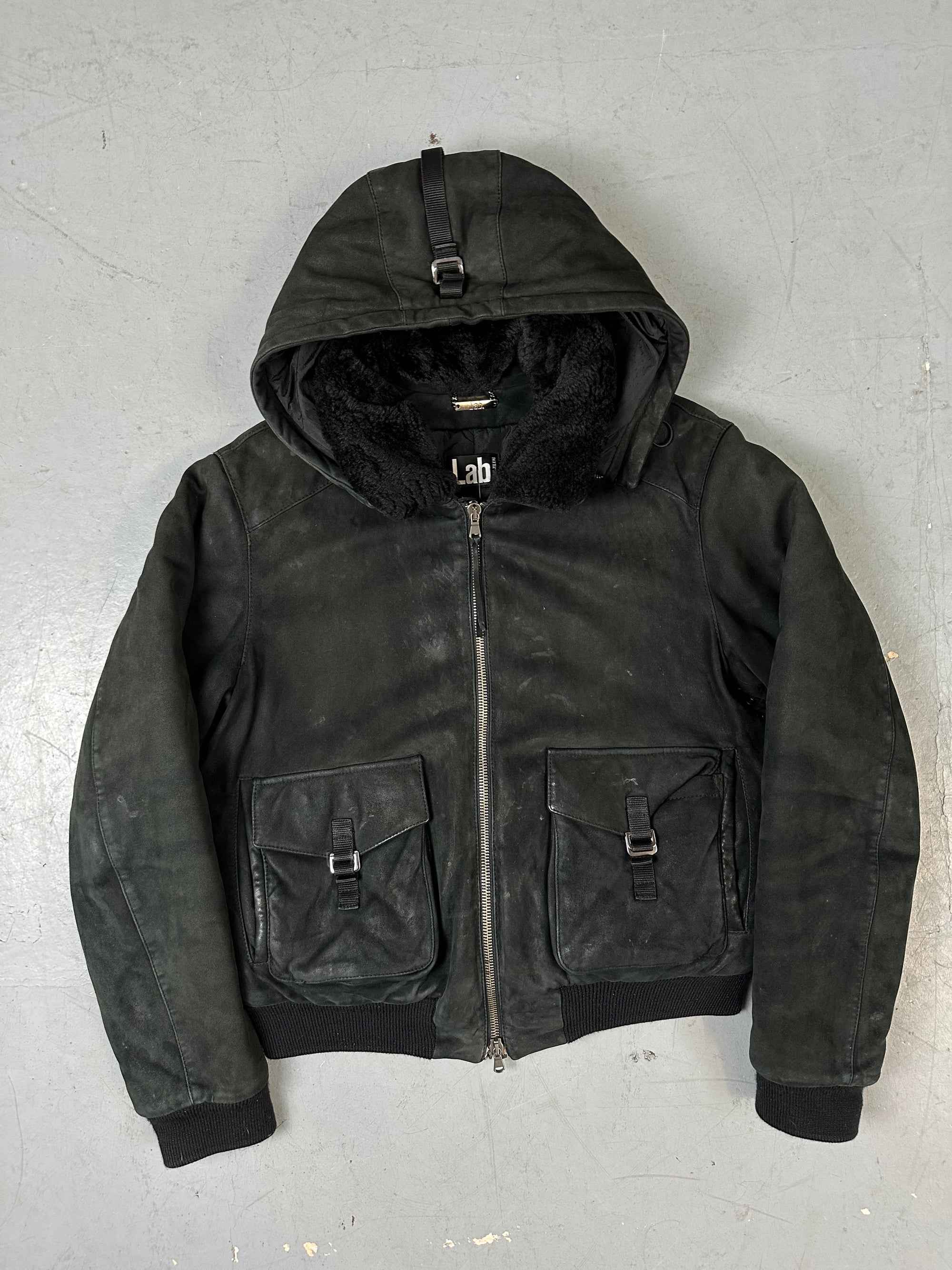 Eine schwarze Sherlingjacke mit Kaputze