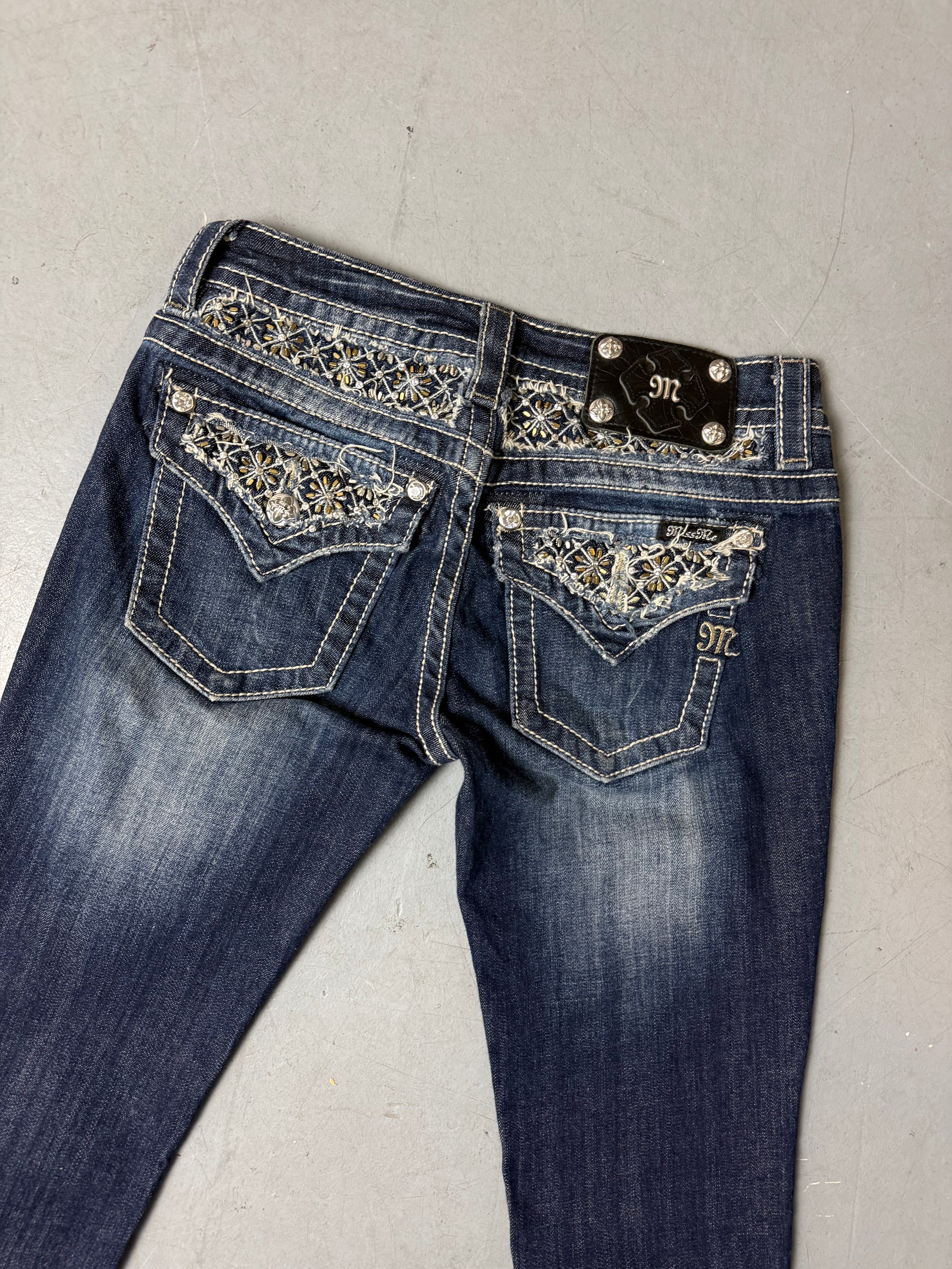 Detailbild von Vintage Miss Me Dark Blue Glitter Flower Bootcut Denim von Hosentaschen hinten mit Flower Glitter Stitching