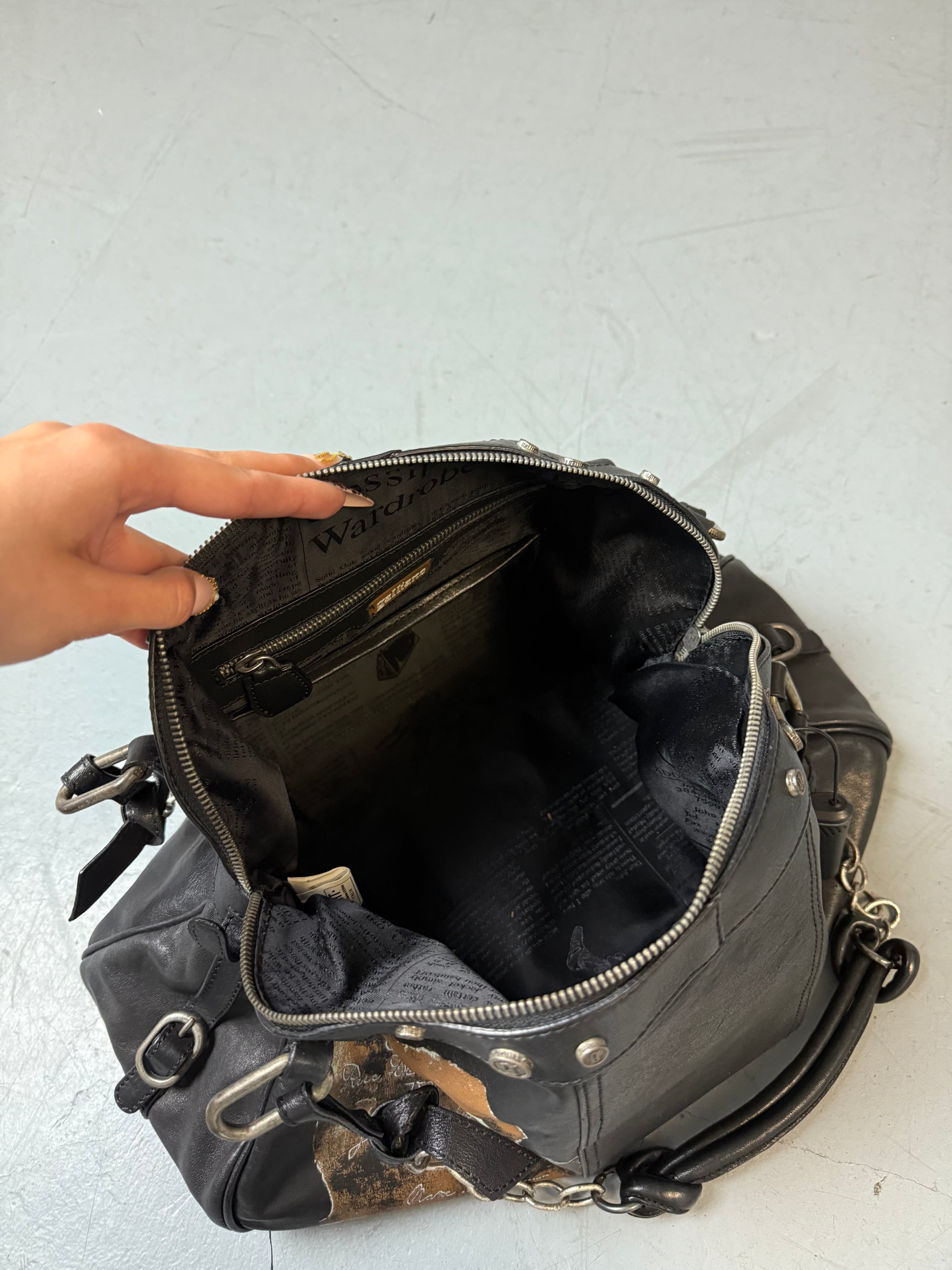 Eine große schwarze Lederjacke on Galliano in top Zustand mit Silber Anhänger