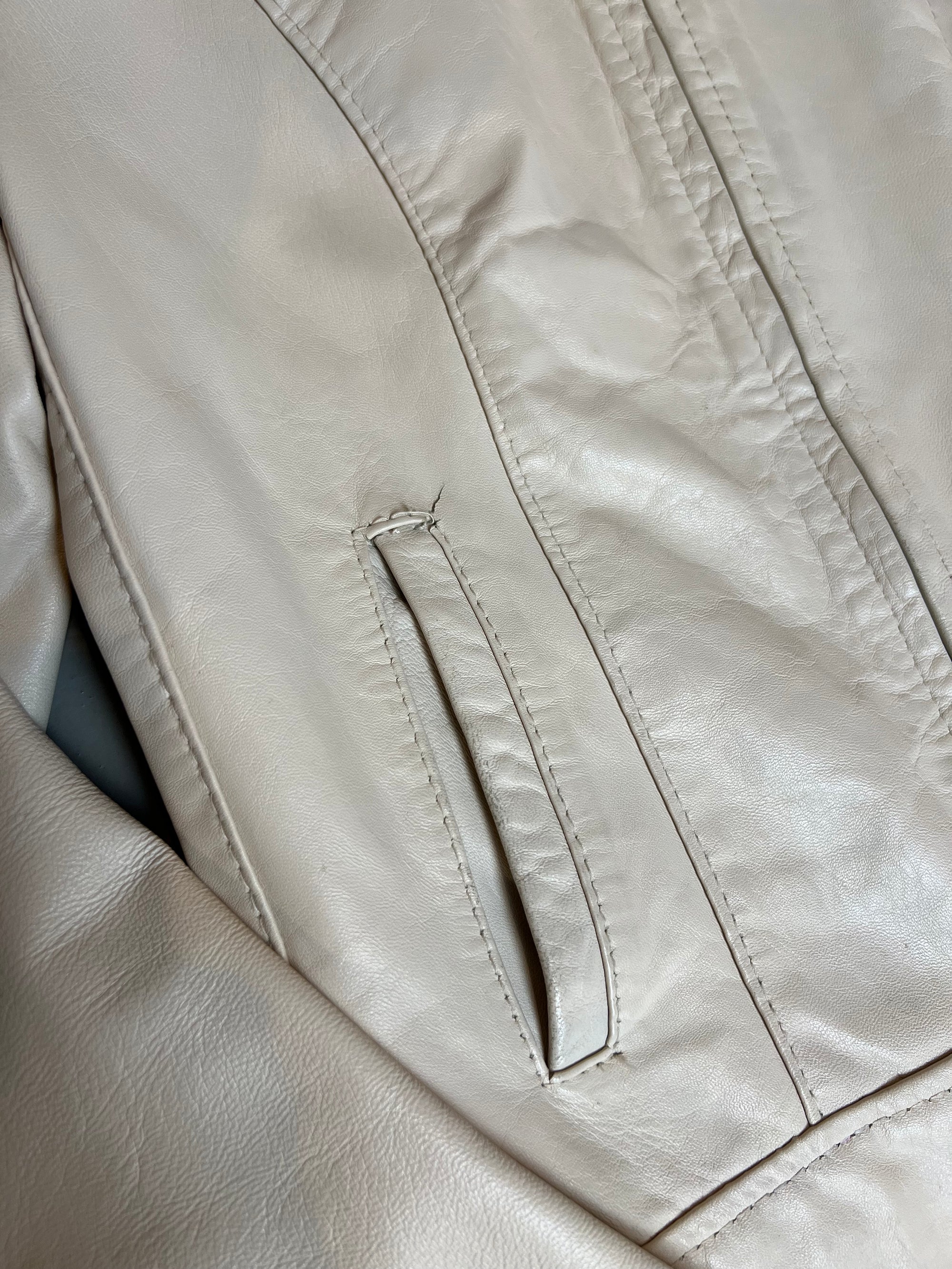 Produkt  Bild Vintage Beige Leather Jacket S von vorne Detail Taschen