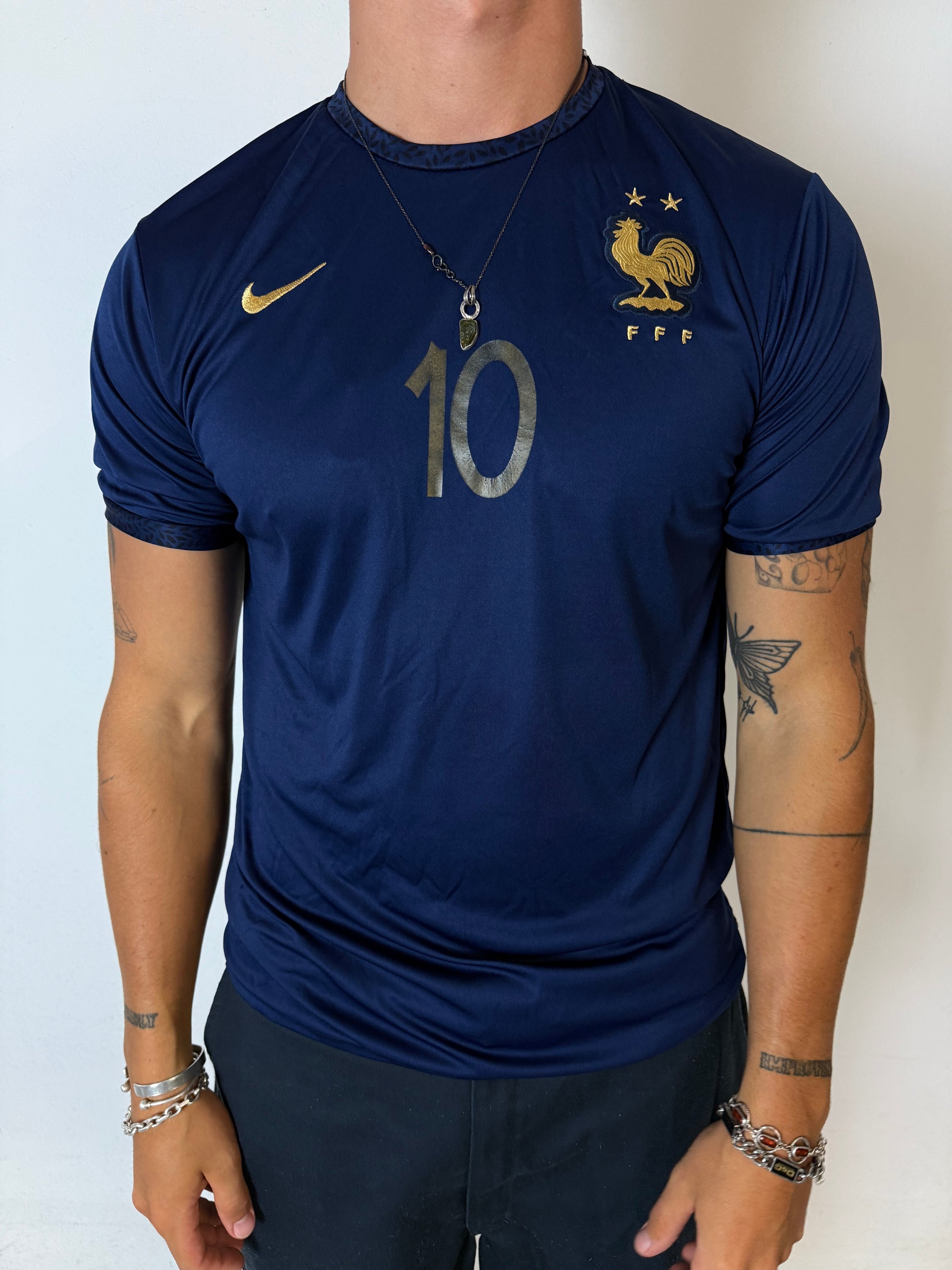 Ein blaues Nike Frankreich Fußball Trikot von Frankreich mit Mbappe auf dem Rücken
