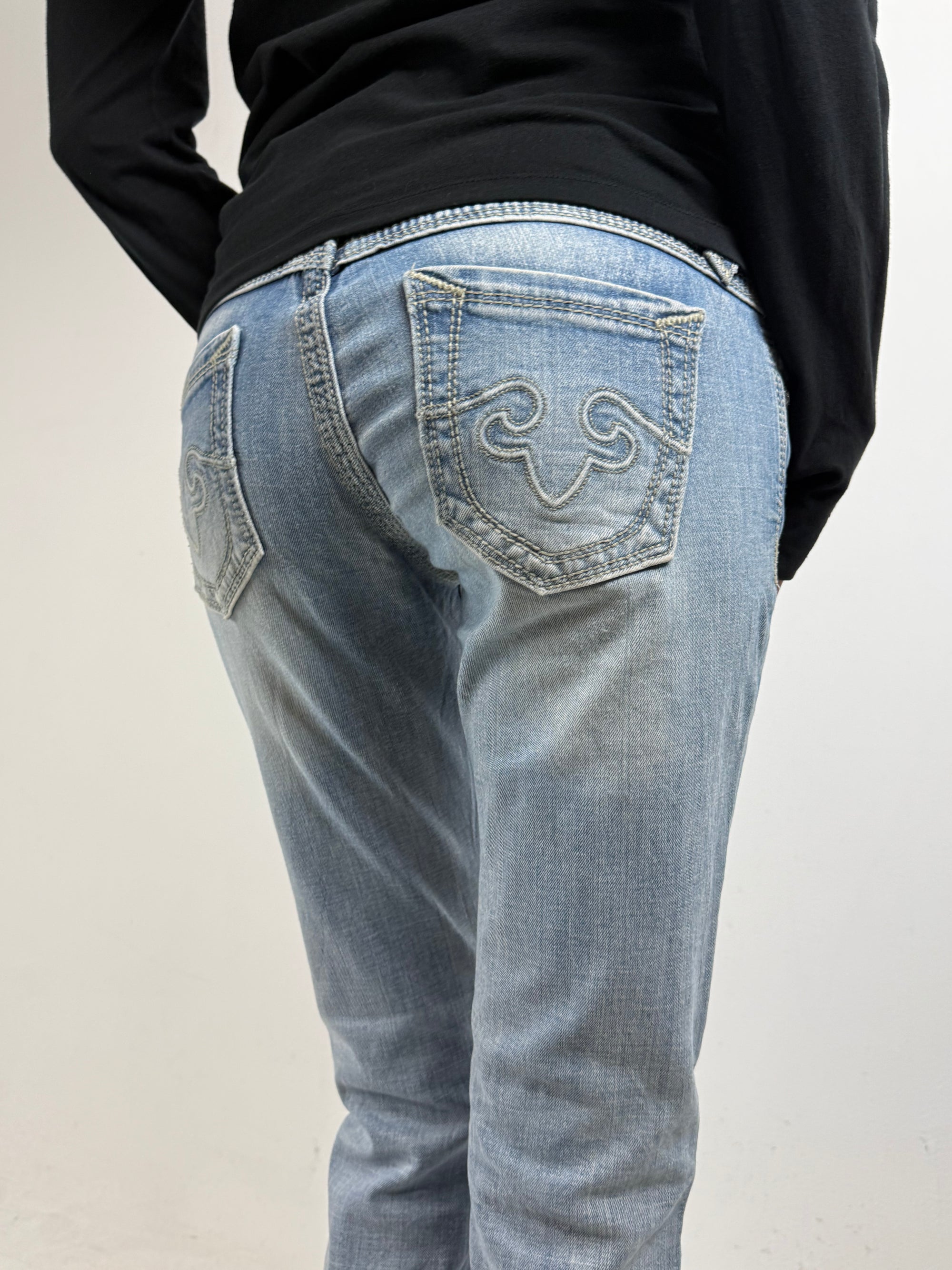 Detailliertes Tragebild von Vintage Rebock Low Waist Bootcut Jeans M von hinten