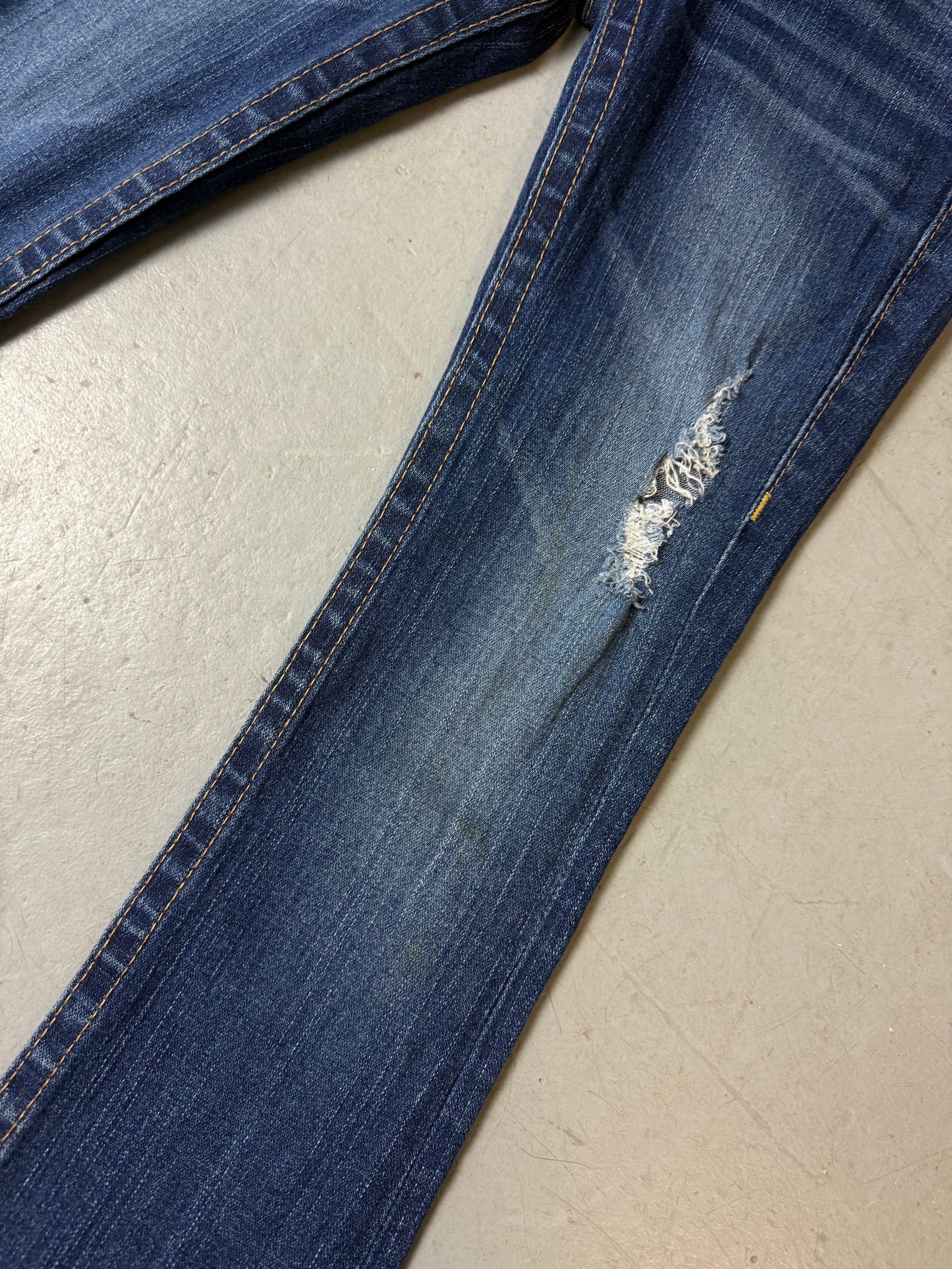 Detailbild von einer Vintage True Religion Low Waist Bootcut Jeans von Hosenbein