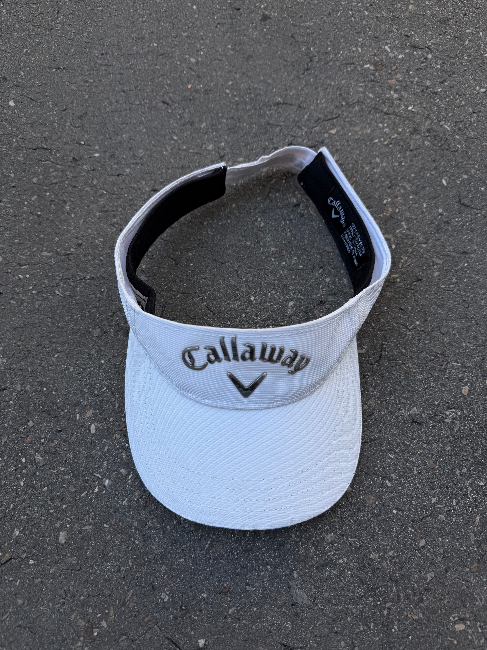 Eine weiße Tennis Cap von Callaway mit dem Logo in Silber vorne und verstellbarem Verschluss