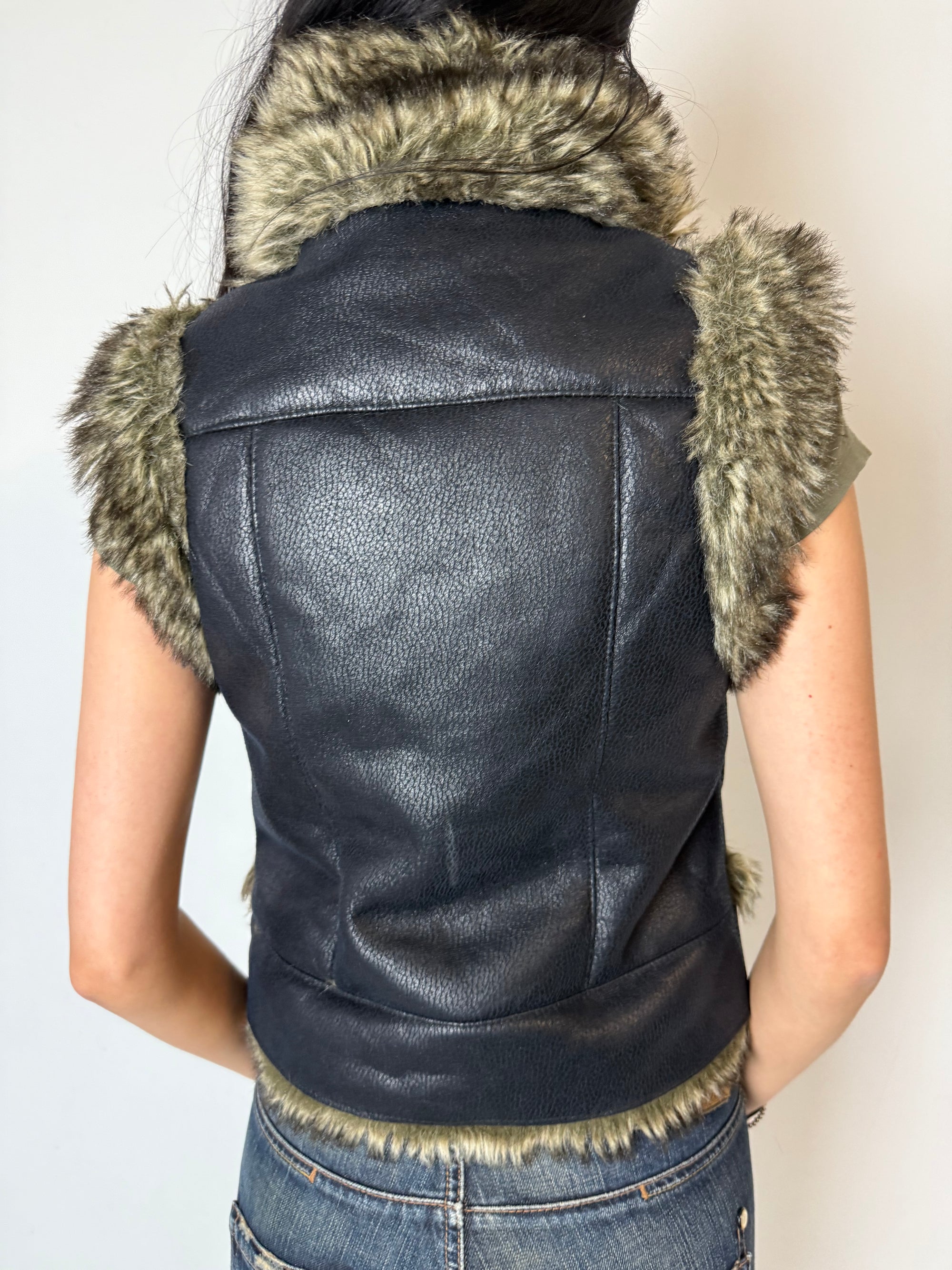 Eine schwarze y2k faux Leder Weste mit faux fur