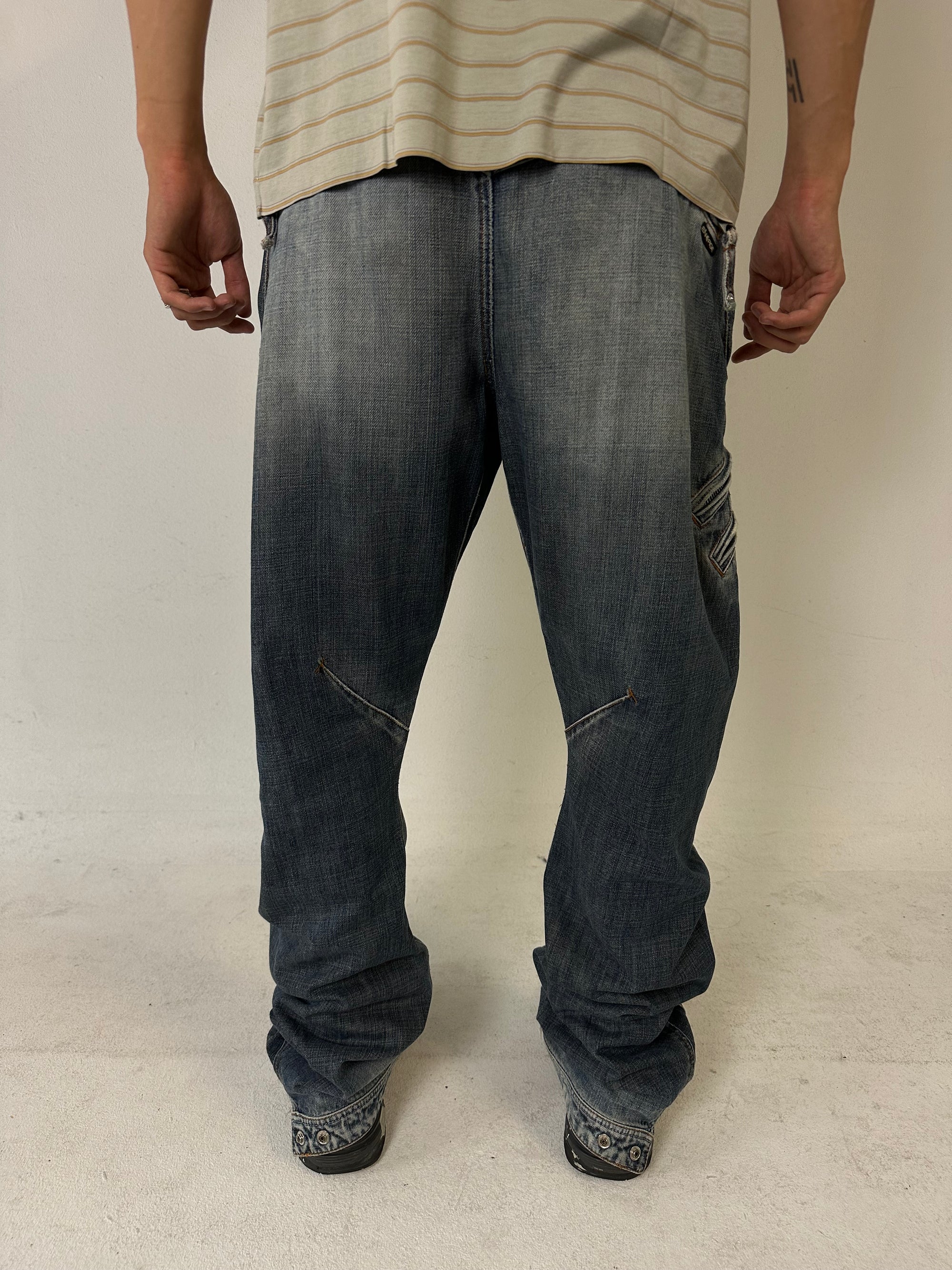 Eine blue washed flared denim im baggy schnitt