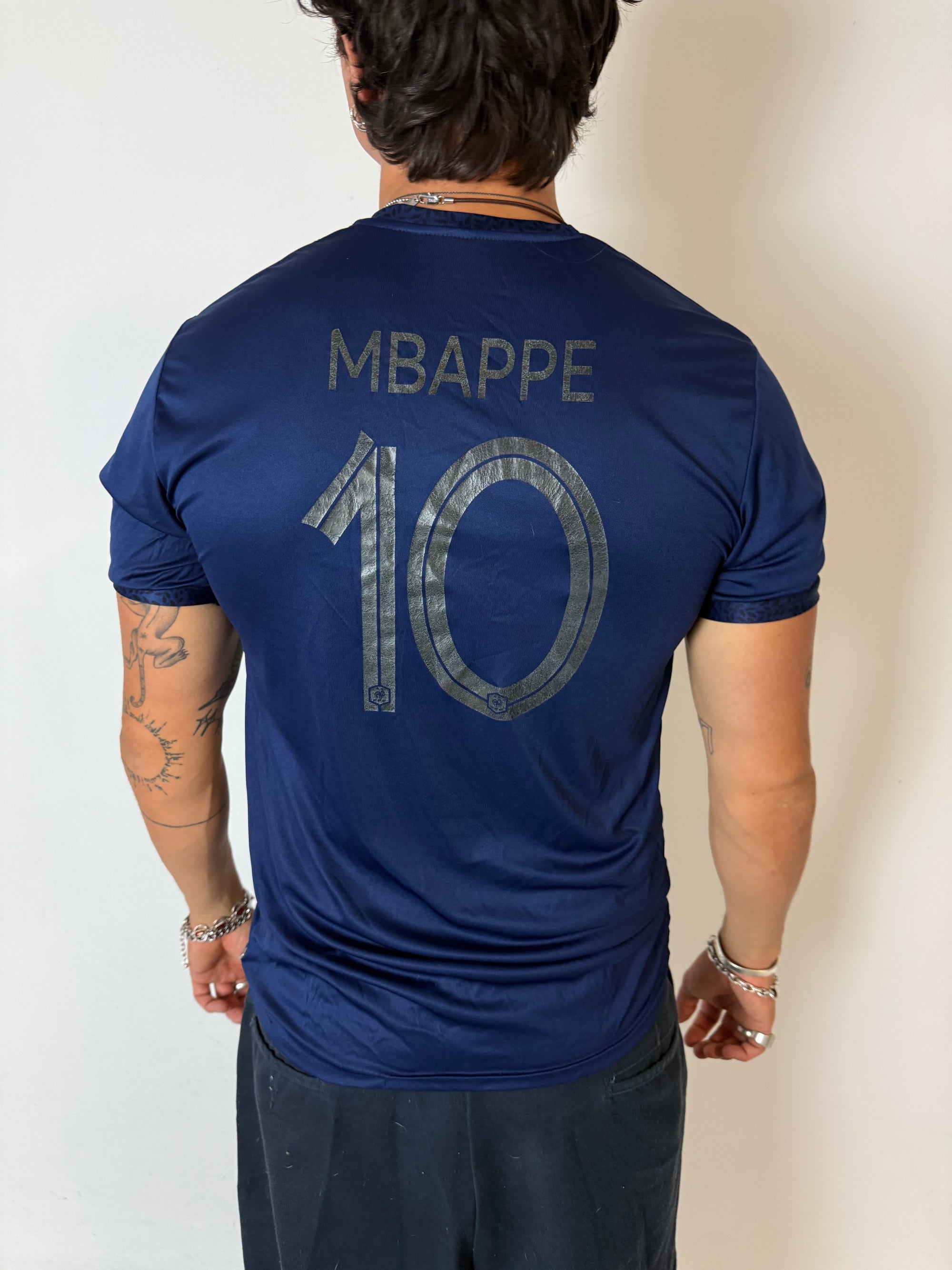 Ein blaues Nike Frankreich Fußball Trikot von Frankreich mit Mbappe auf dem Rücken