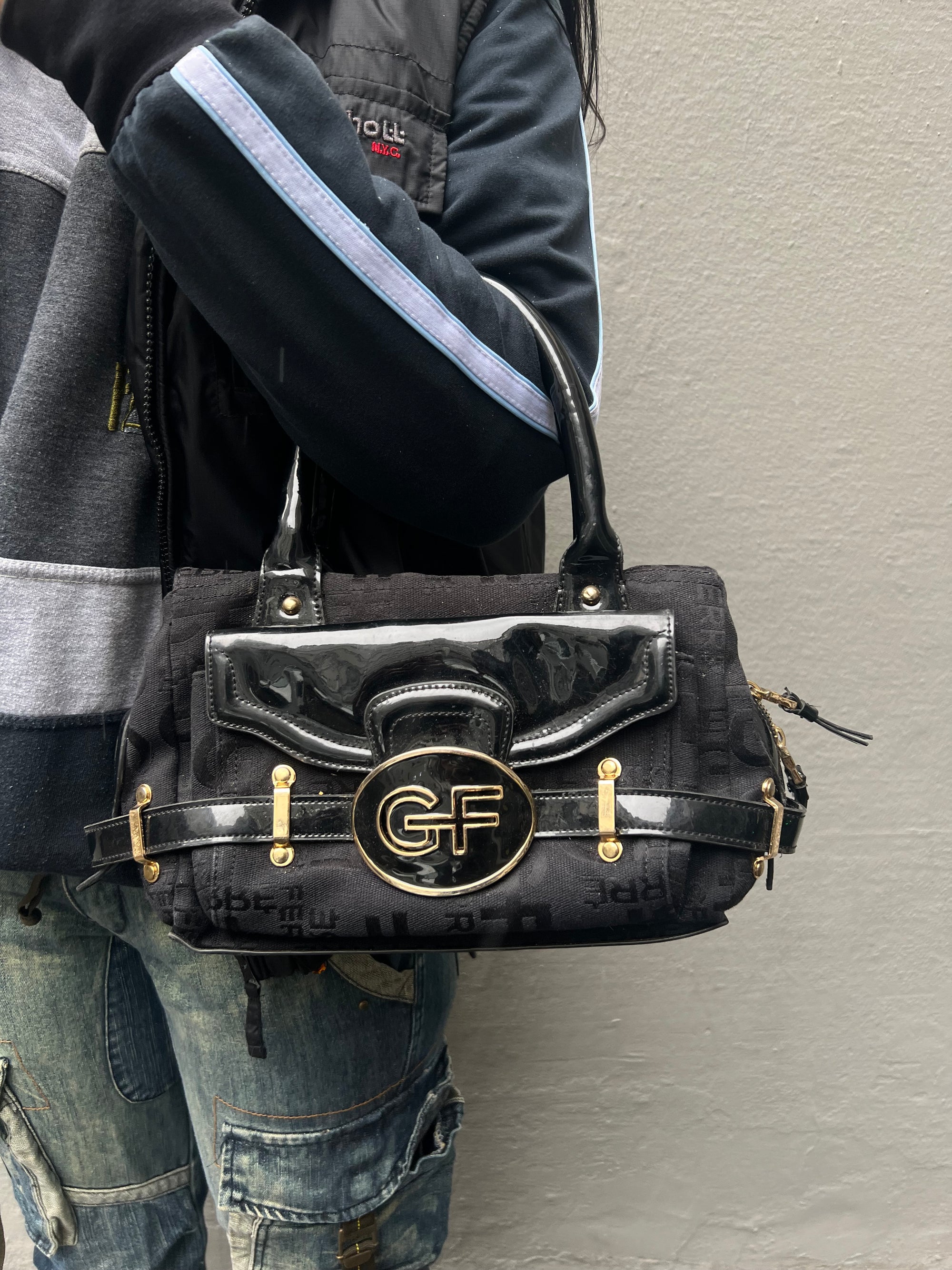 Tragebild von Vintage GF Ferré Mini Bag in Schwarz von vorne.