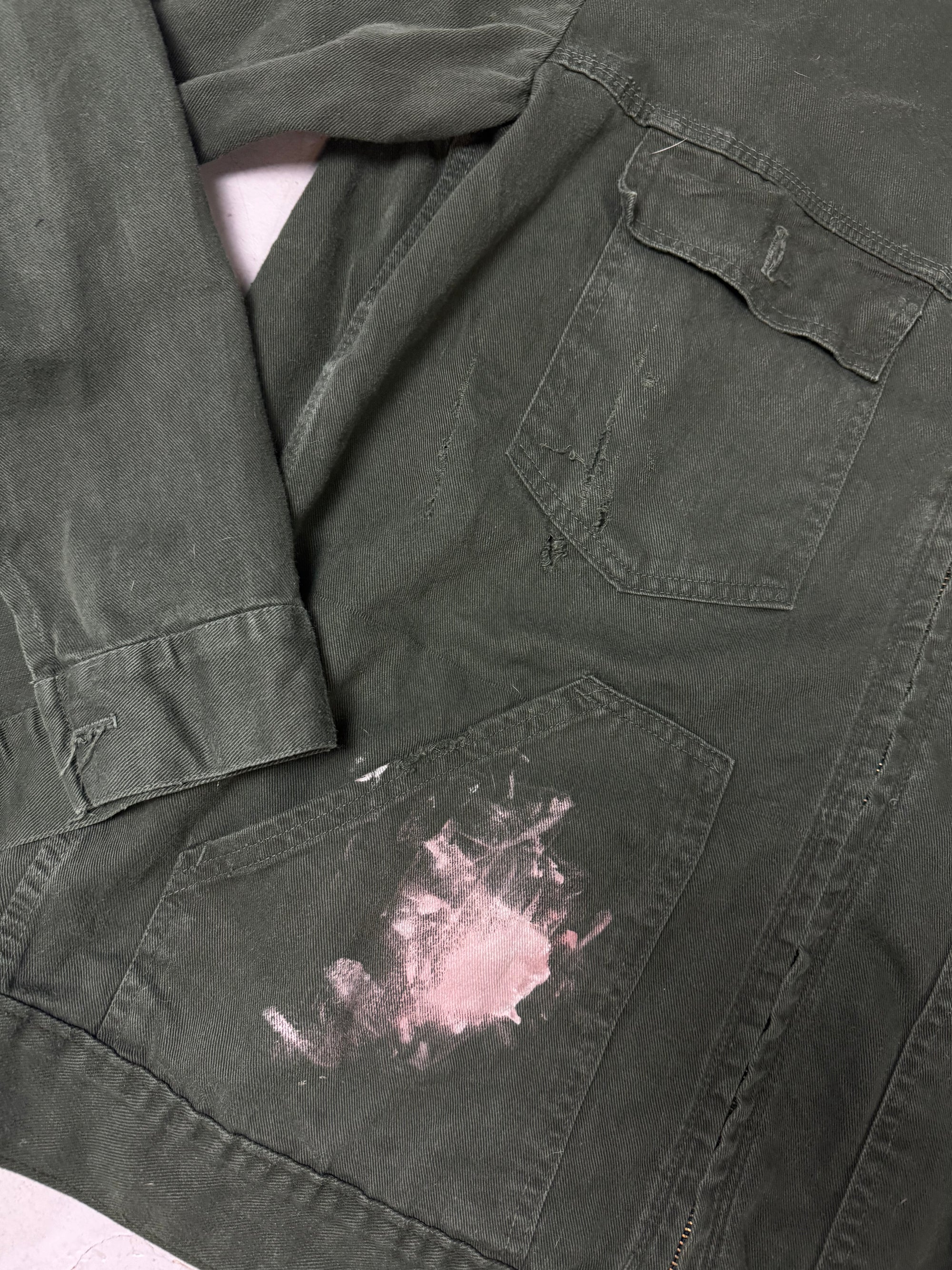 Eine grüne übergangsjacke mit Farbfleck im used workwear Look in L