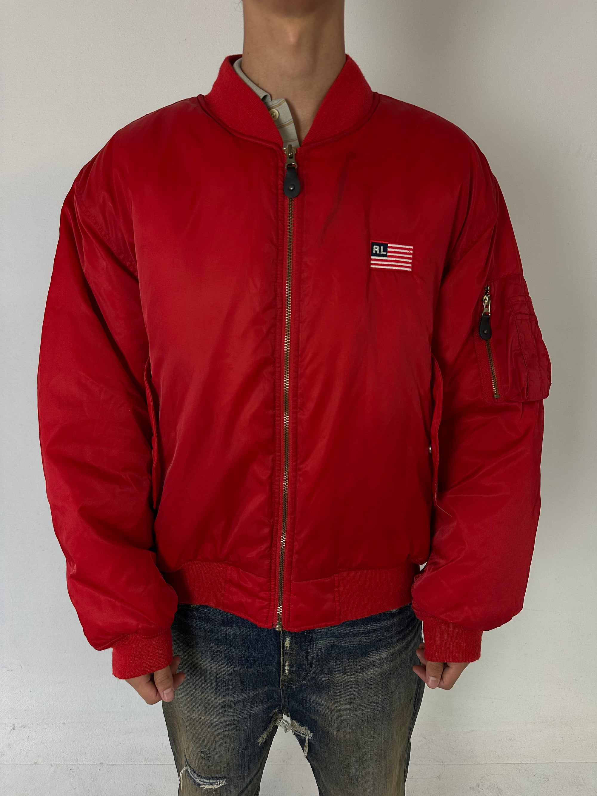 Eine rote Bomberjacke von Ralph Lauren mit dem Logo auf der Brust und Backprint