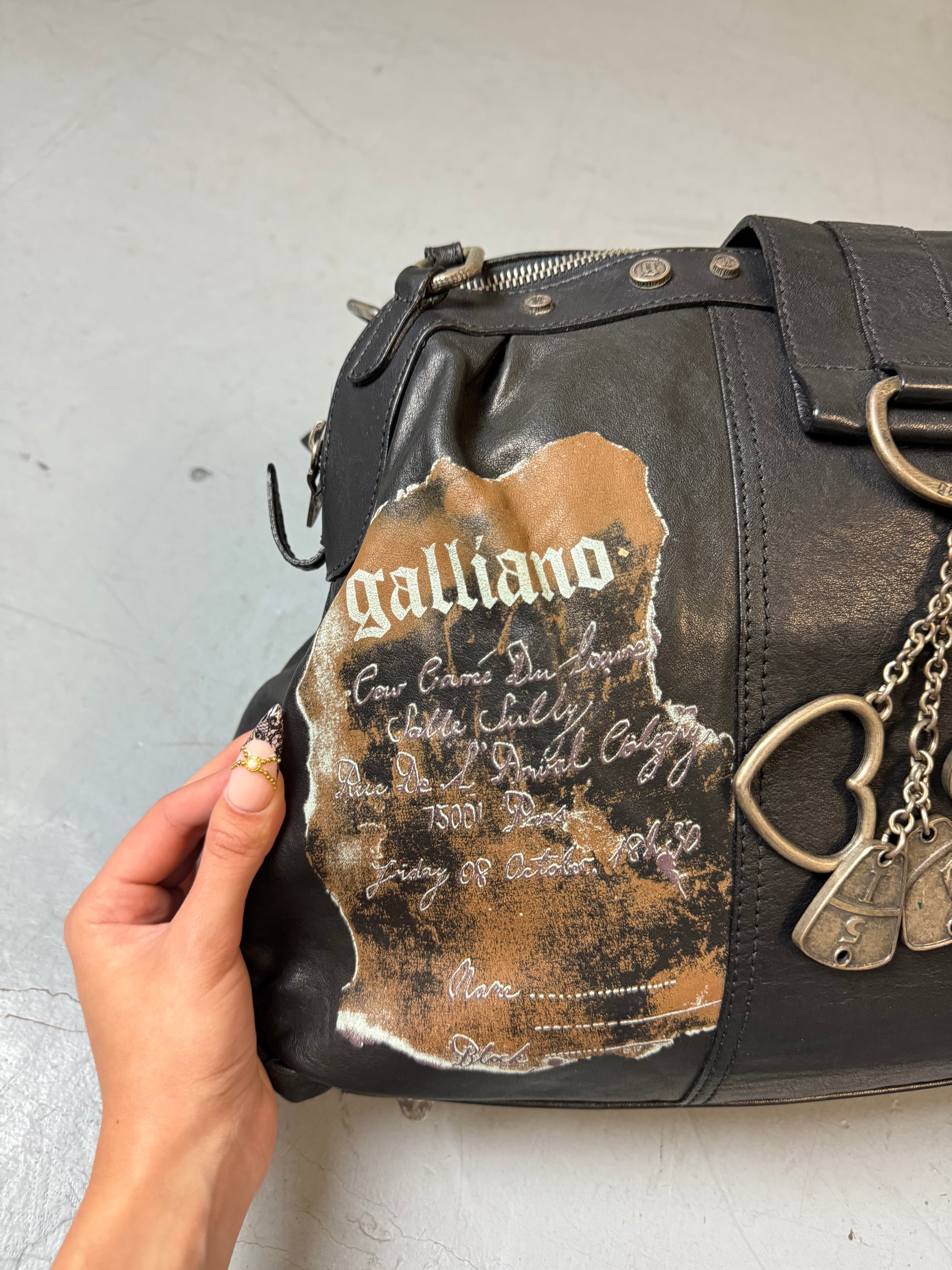 Eine große schwarze Lederjacke on Galliano in top Zustand mit Silber Anhänger