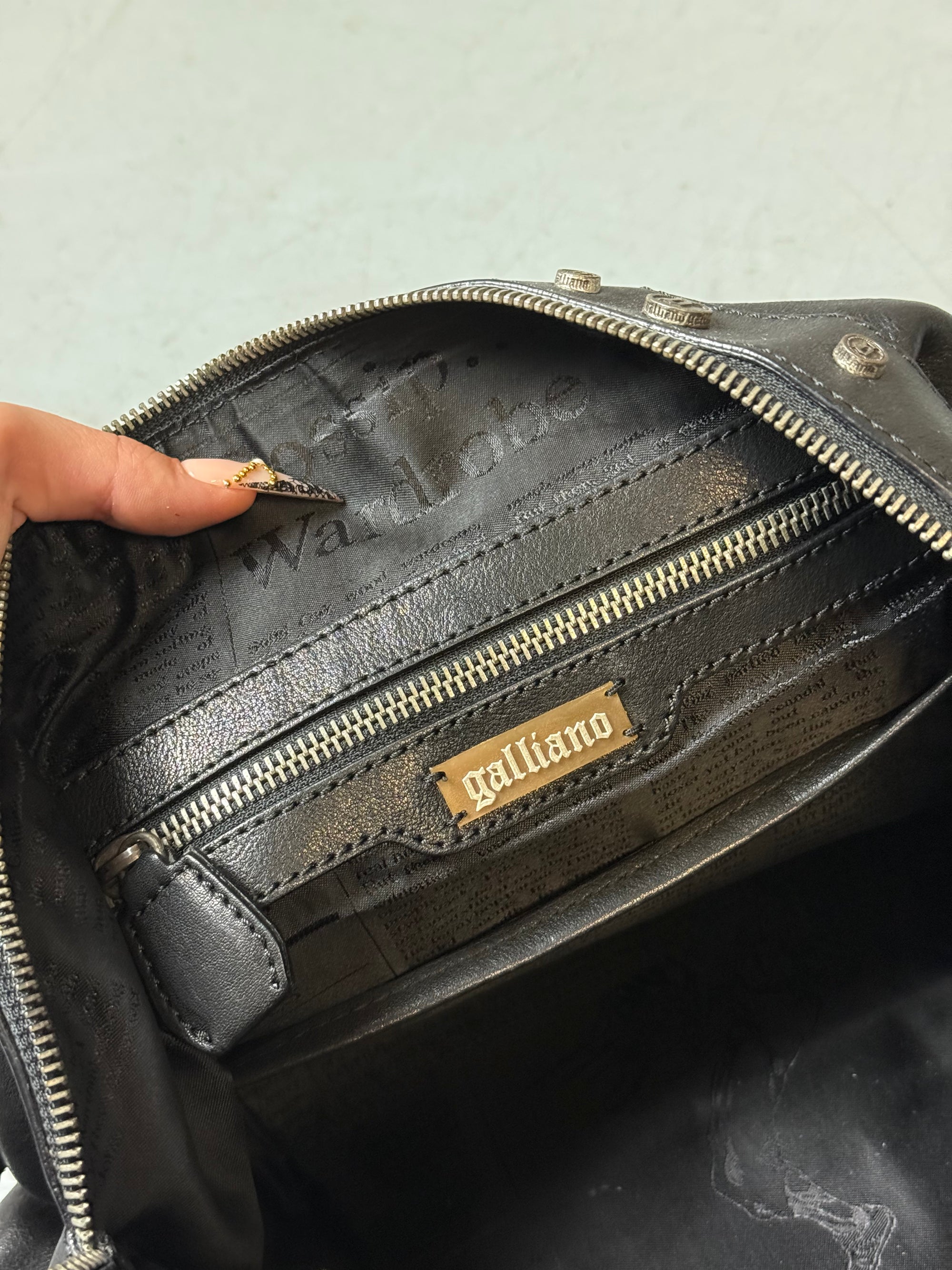 Eine große schwarze Lederjacke on Galliano in top Zustand mit Silber Anhänger