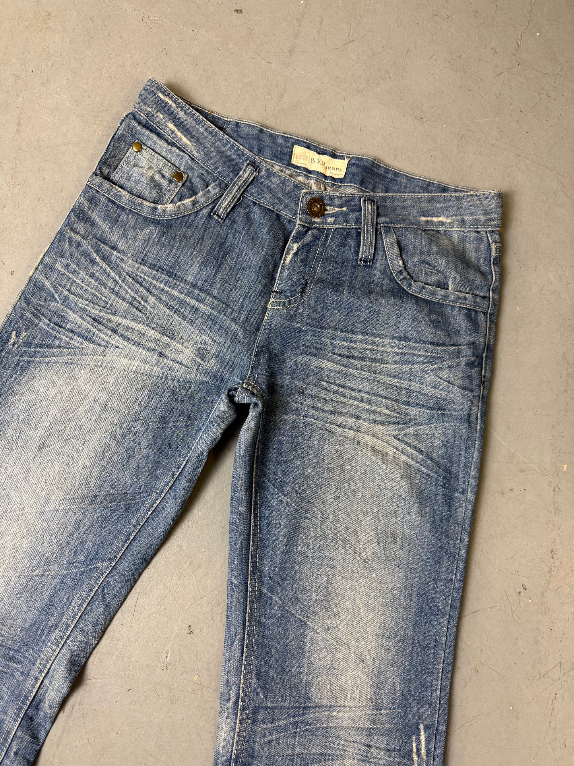 Detailbild von einer Vintage Mid Waist Straight Leg Jeans von Hosenbund