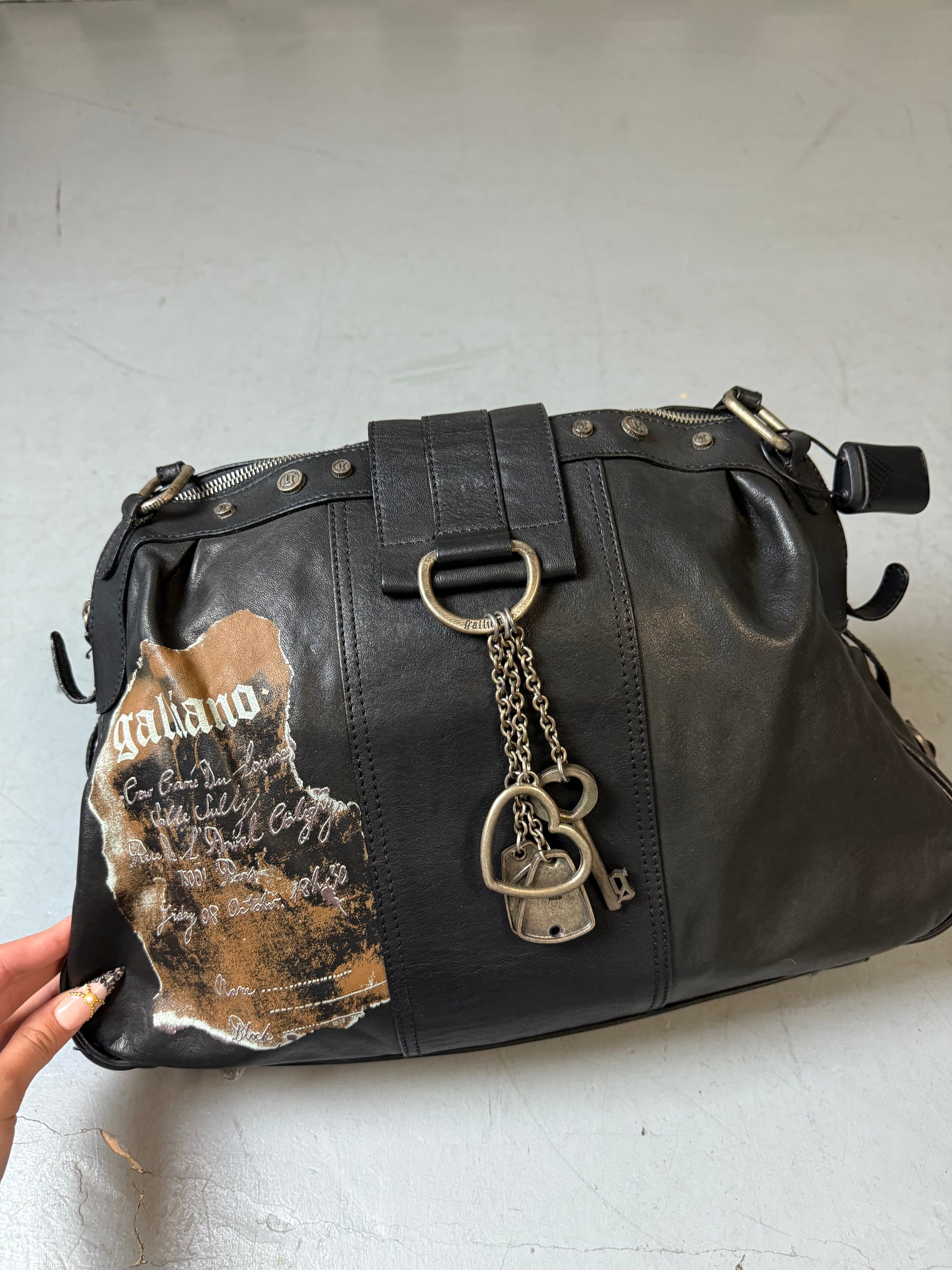 Eine große schwarze Lederjacke on Galliano in top Zustand mit Silber Anhänger