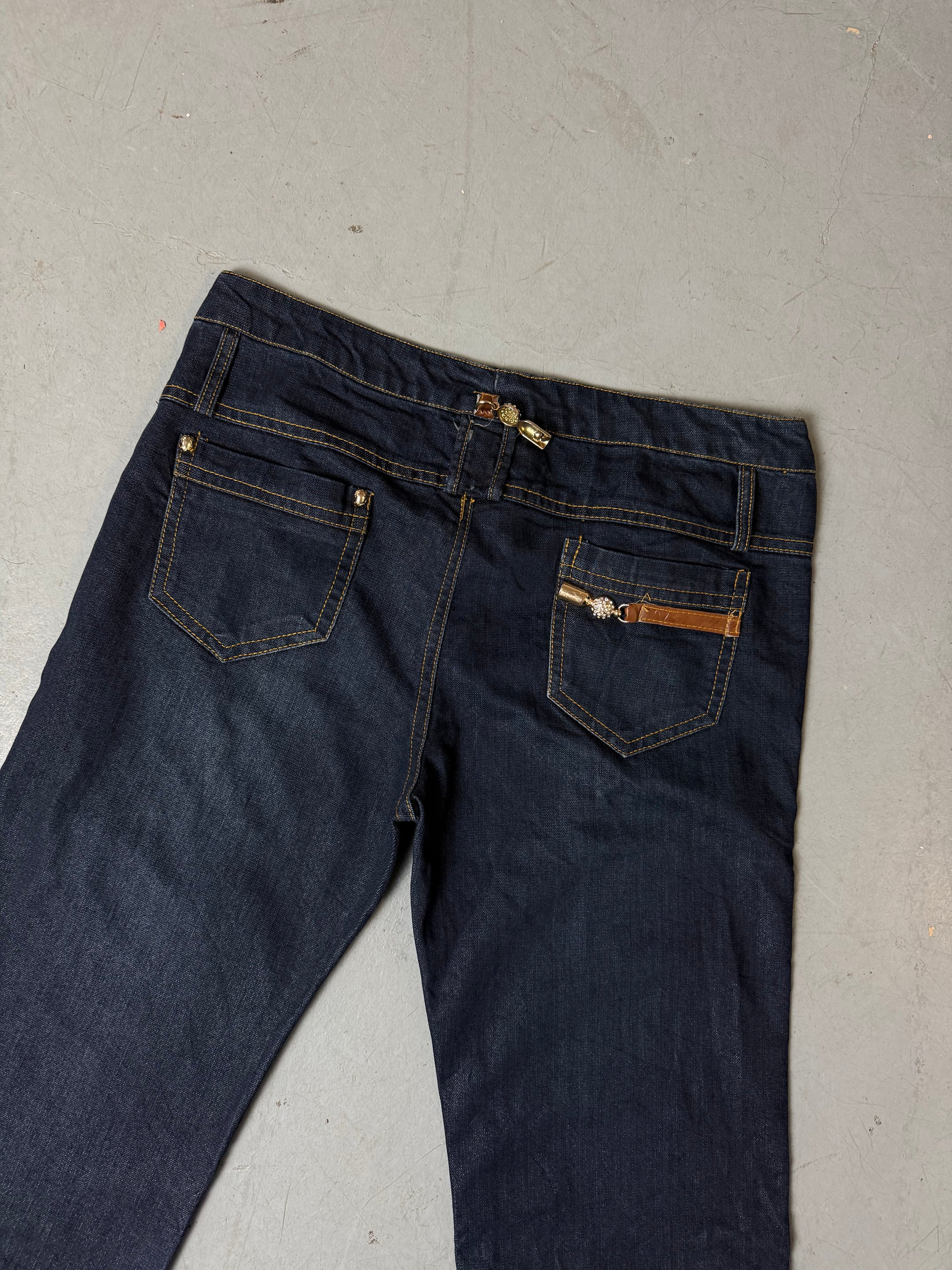 Detailbild von einer Vintage Helen Sky Dark Blue Bootcut Denim with Glitter Charms von Hosentaschen hinten