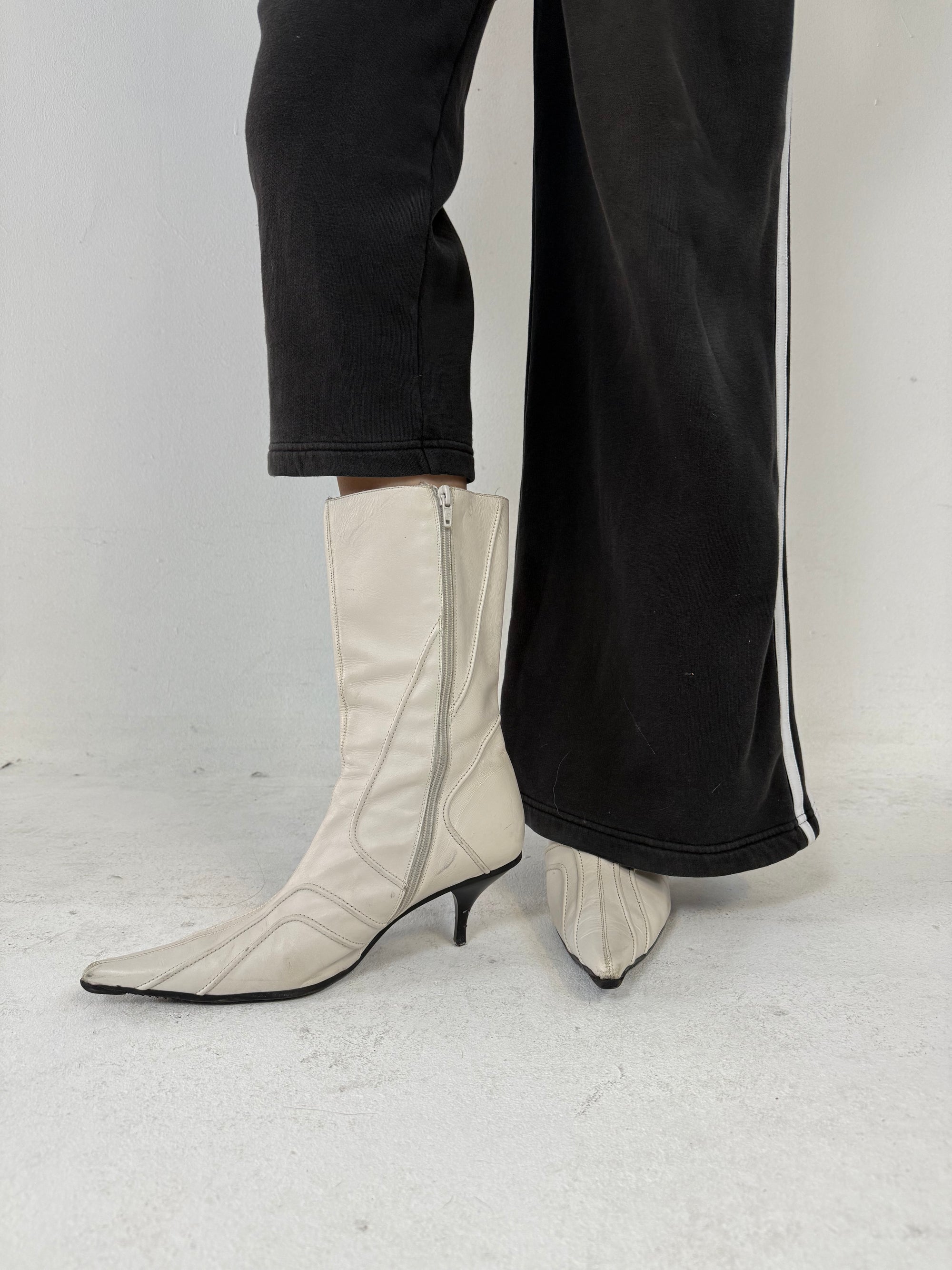 Weiße Leder Stiefel mit Absatz und Spitzer Front