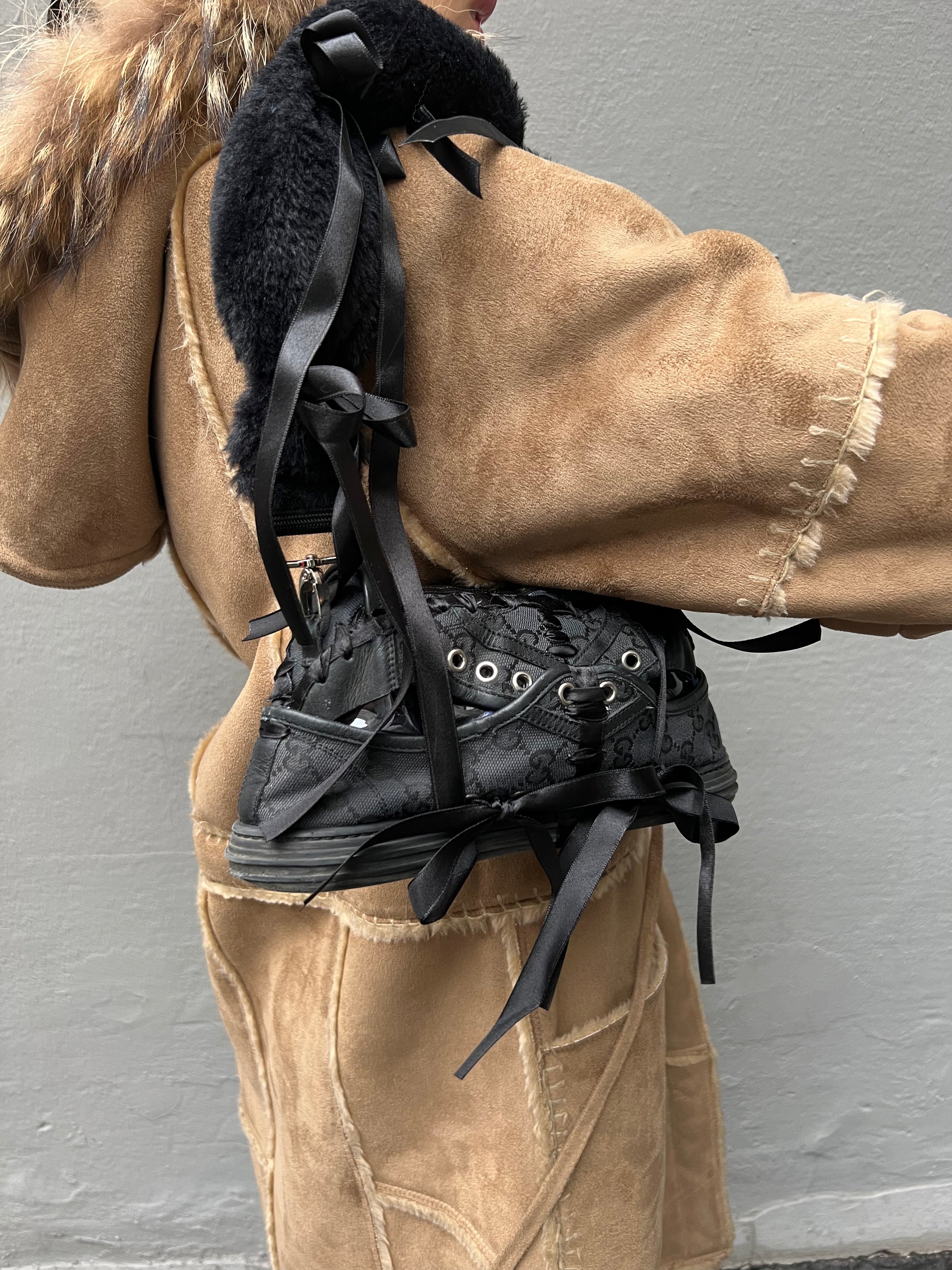 Tragebild der MILLENIUM2K Gucci Shoe Bag von vorne an einem Weiblichem Model.