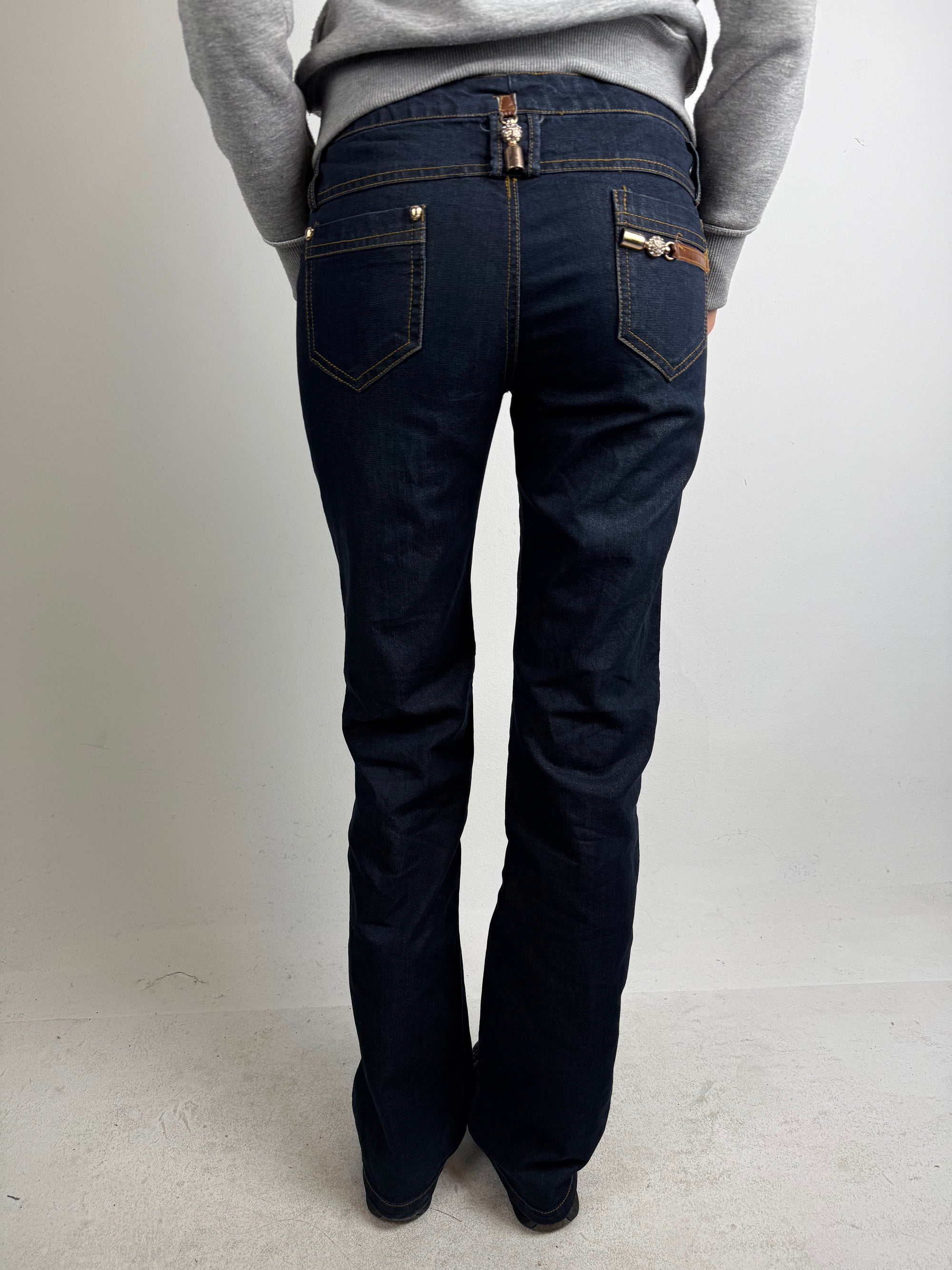 Tragebild von einer Vintage Helen Sky Dark Blue Bootcut Denim with Glitter Charms von hinten