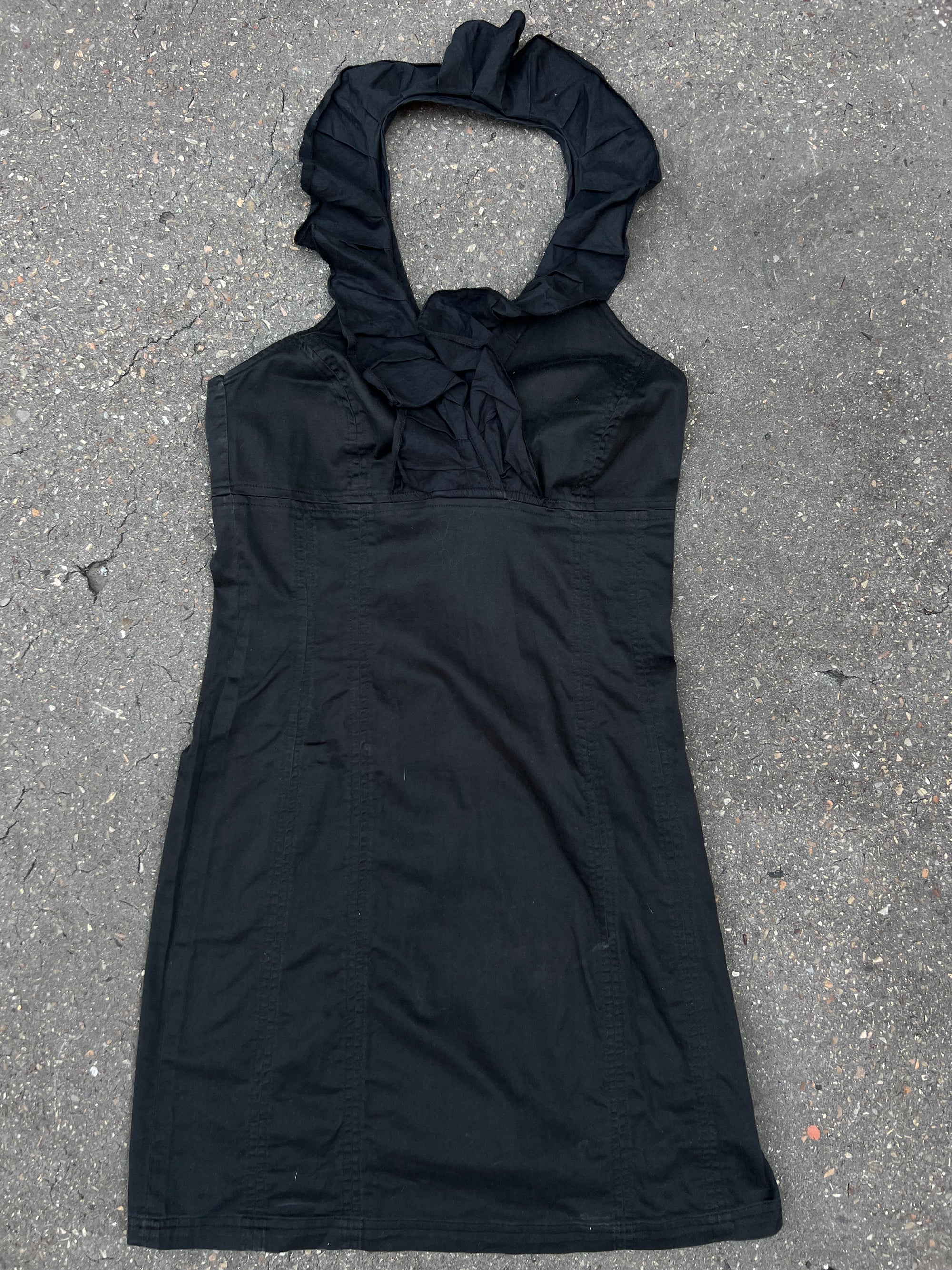 Ein schwarzes Neckholder Mini Kleid von St.-Martin