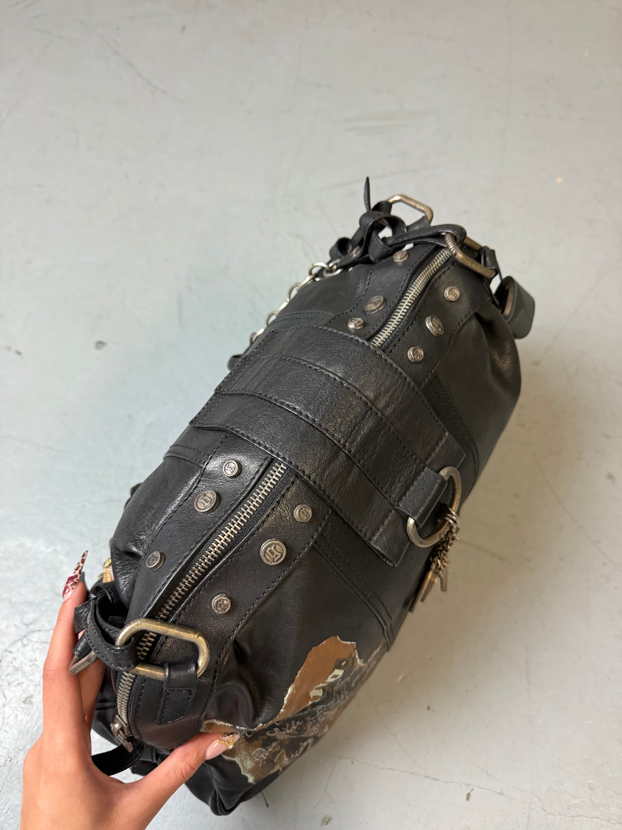 Eine große schwarze Lederjacke on Galliano in top Zustand mit Silber Anhänger