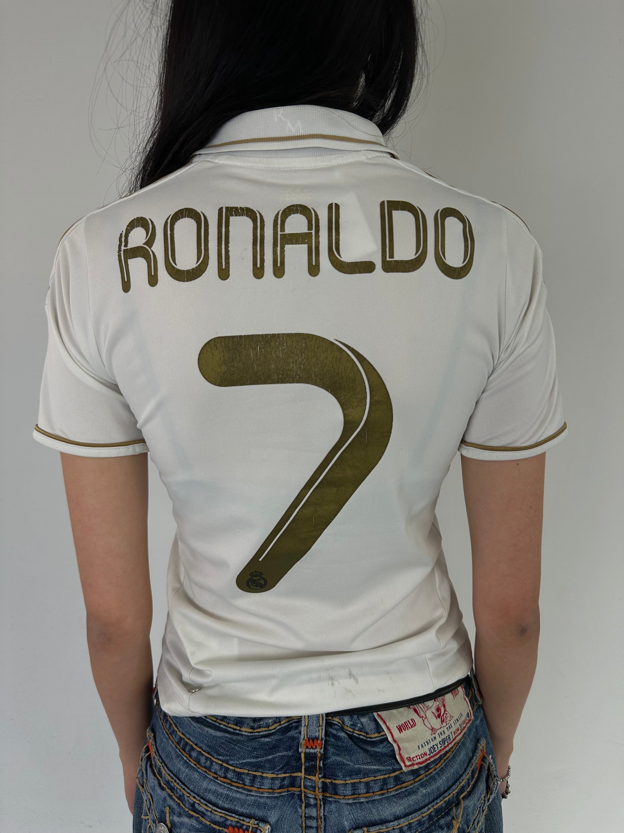 Ein Real Madrid Trikot von Adidas in weiß Gold mit Ronaldo auf dem Rücken in XS