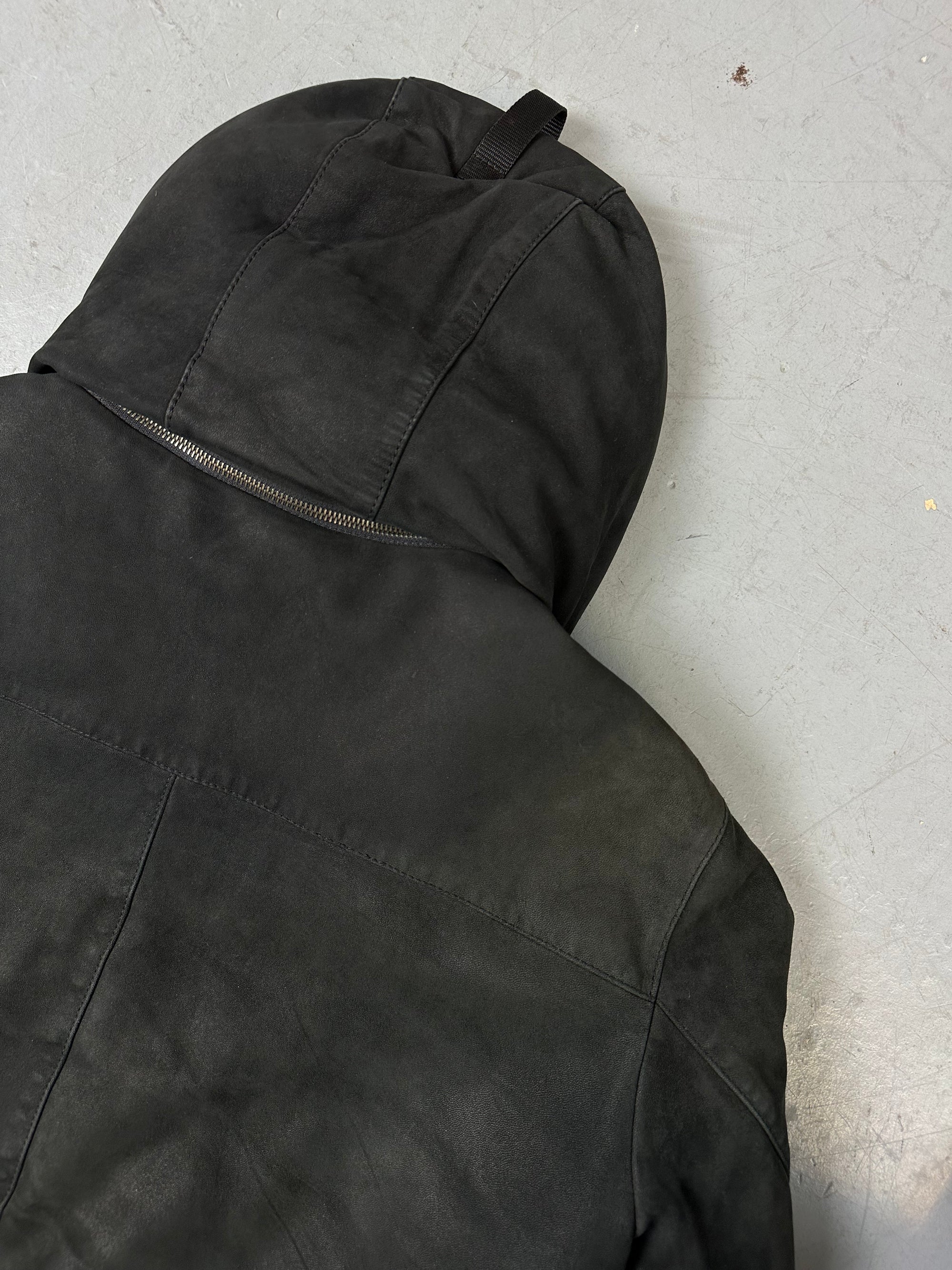 Eine schwarze Sherlingjacke mit Kaputze