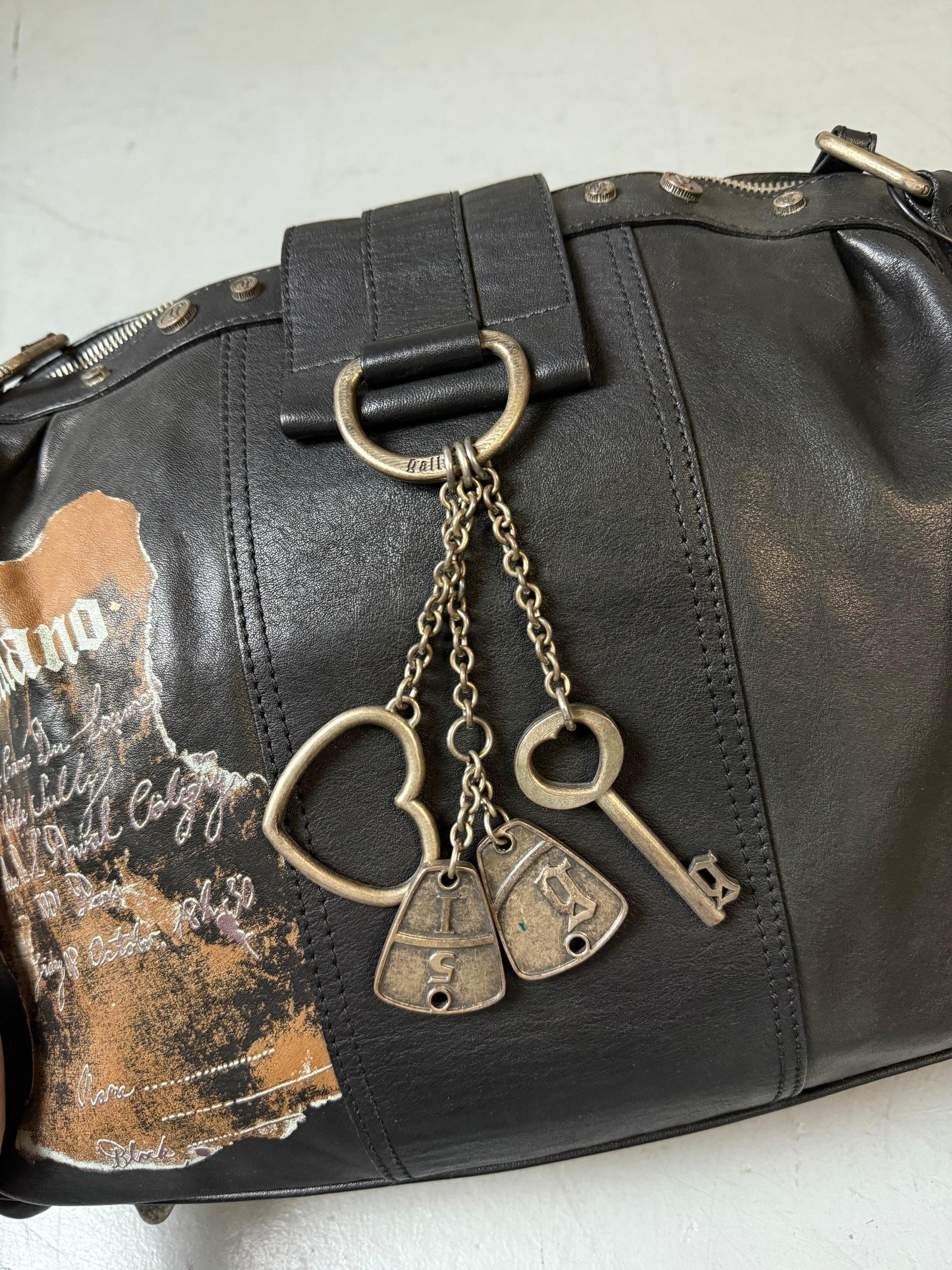 Eine große schwarze Lederjacke on Galliano in top Zustand mit Silber Anhänger