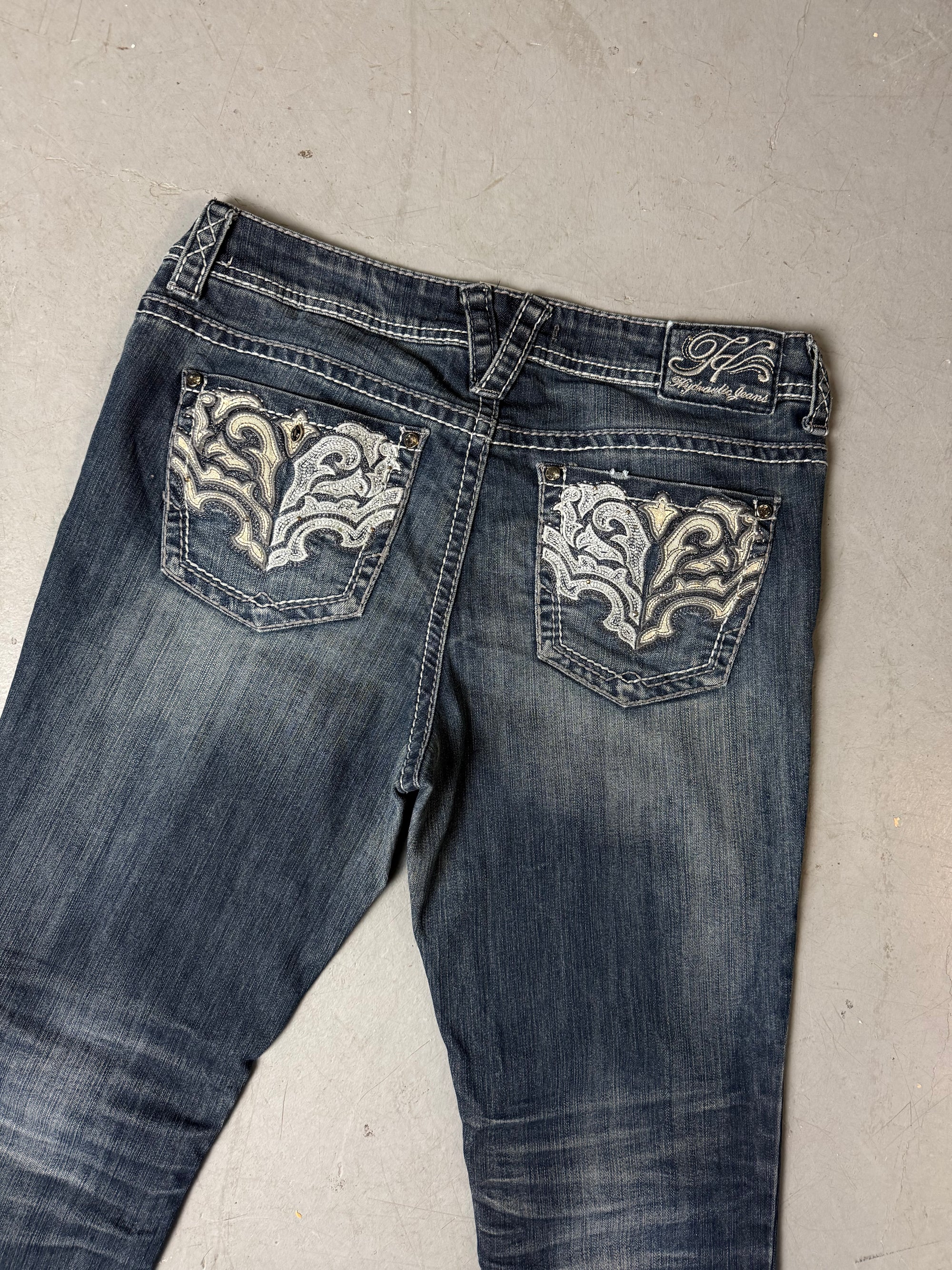 Detailbild von einer Vintage Hydraulic Bootcut Denim with Tribal Backprint von Hosentaschen hinten