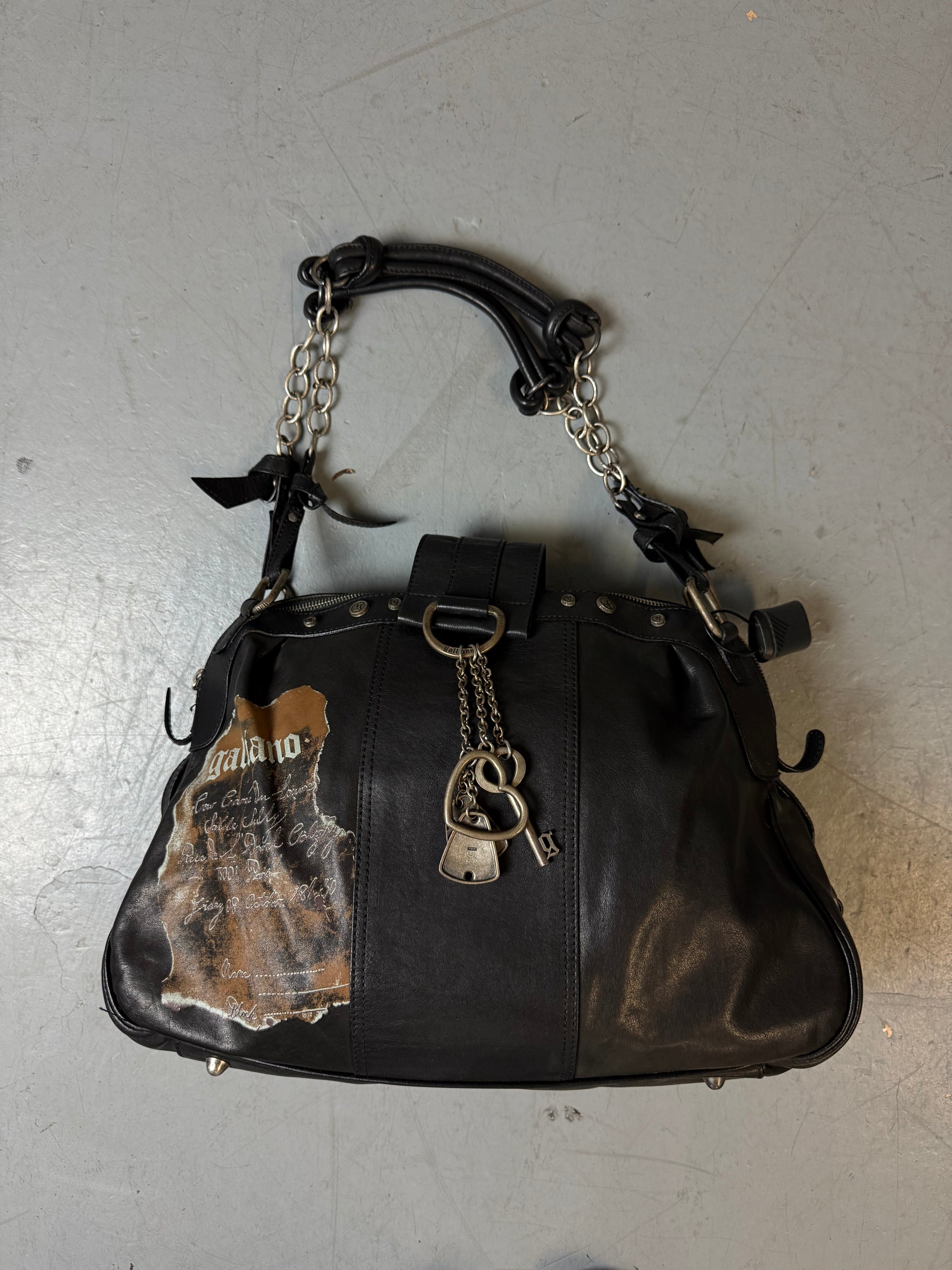 Eine große schwarze Lederjacke on Galliano in top Zustand mit Silber Anhänger