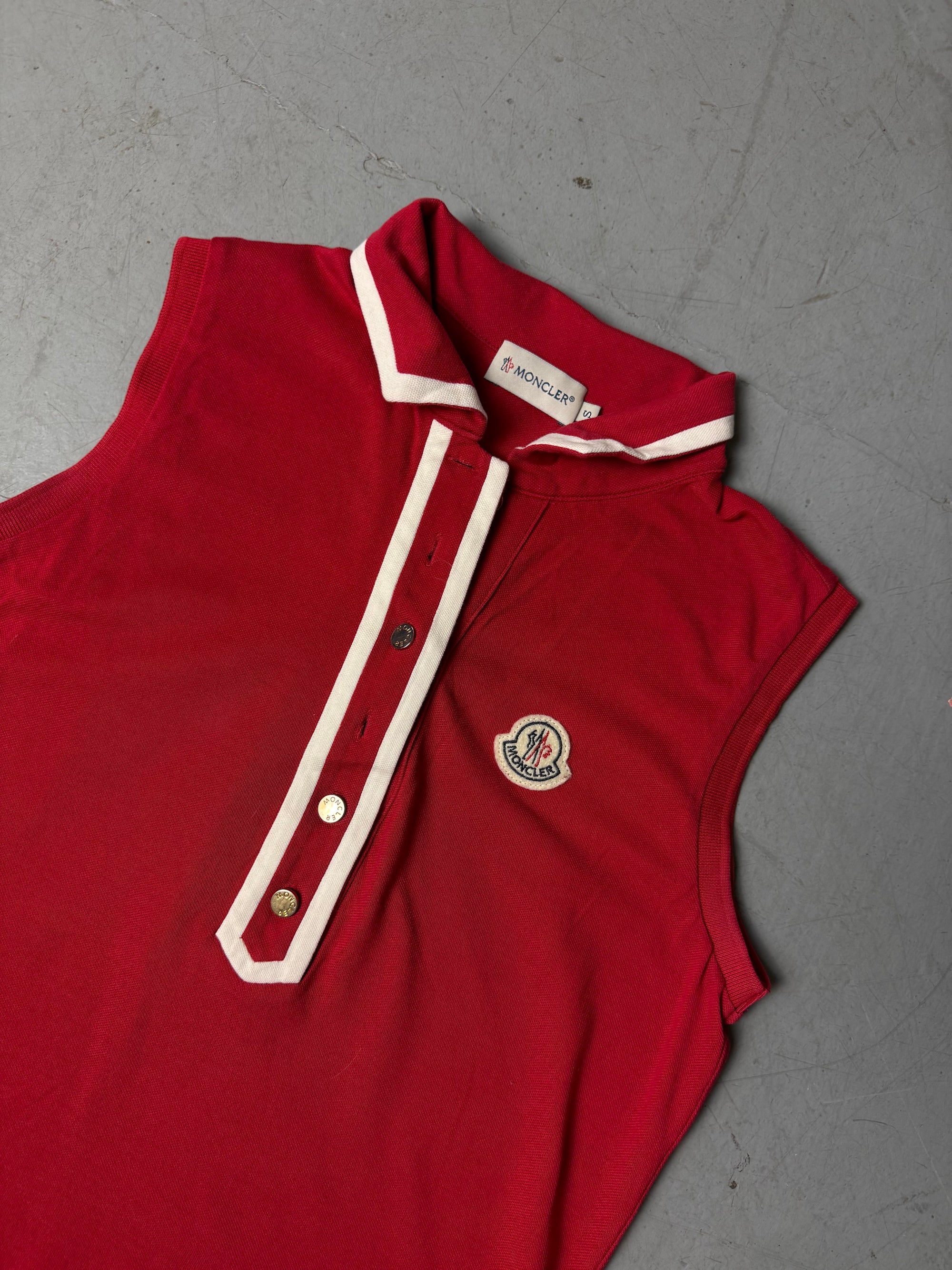 Detailliertes Produktbild vonVintage Moncler Sleeveless Red and White Polo S von vorne
