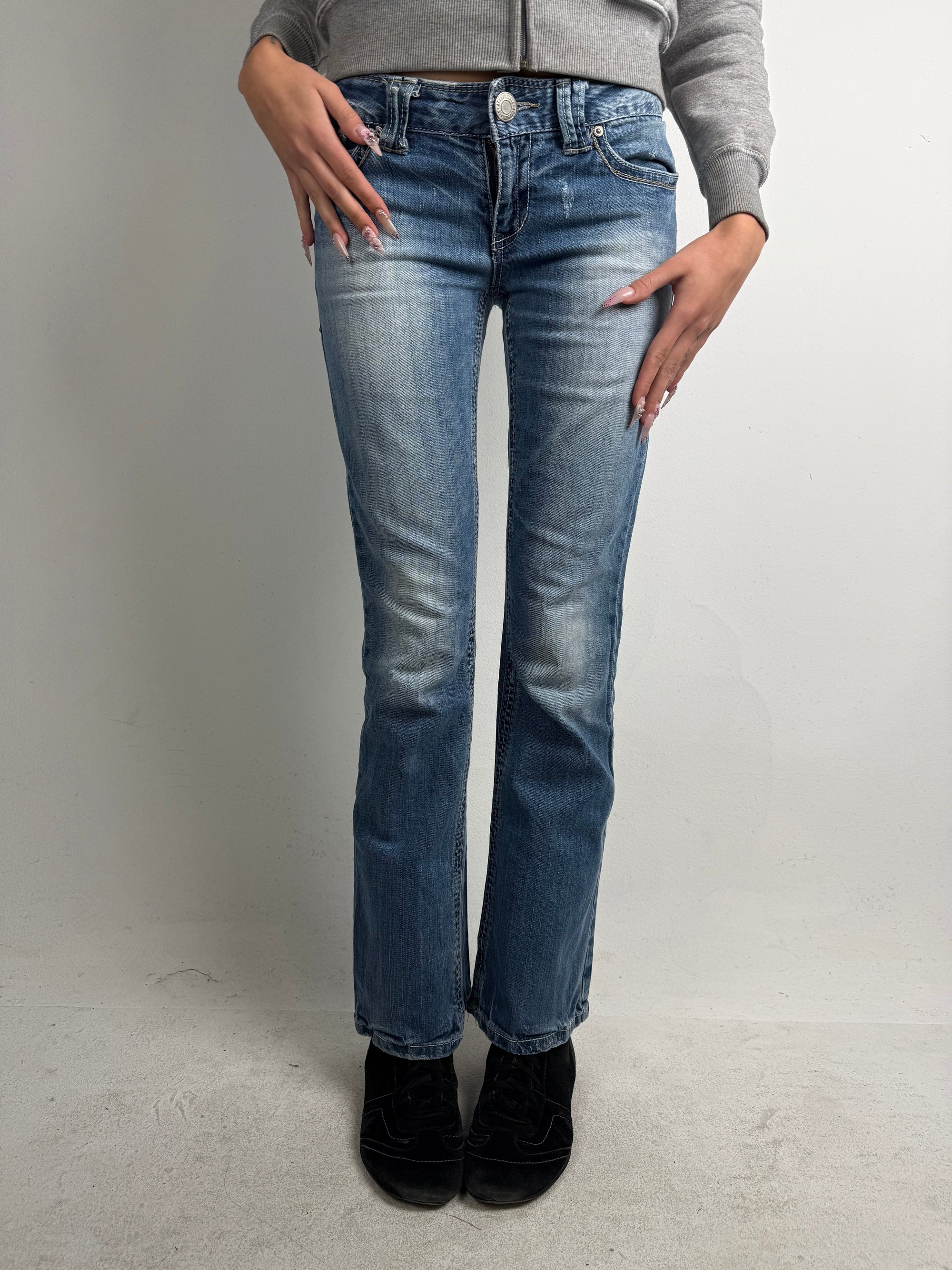 Tragebild von einer Vintage Aéropostale Light Blue Bootcut Denim von vorne