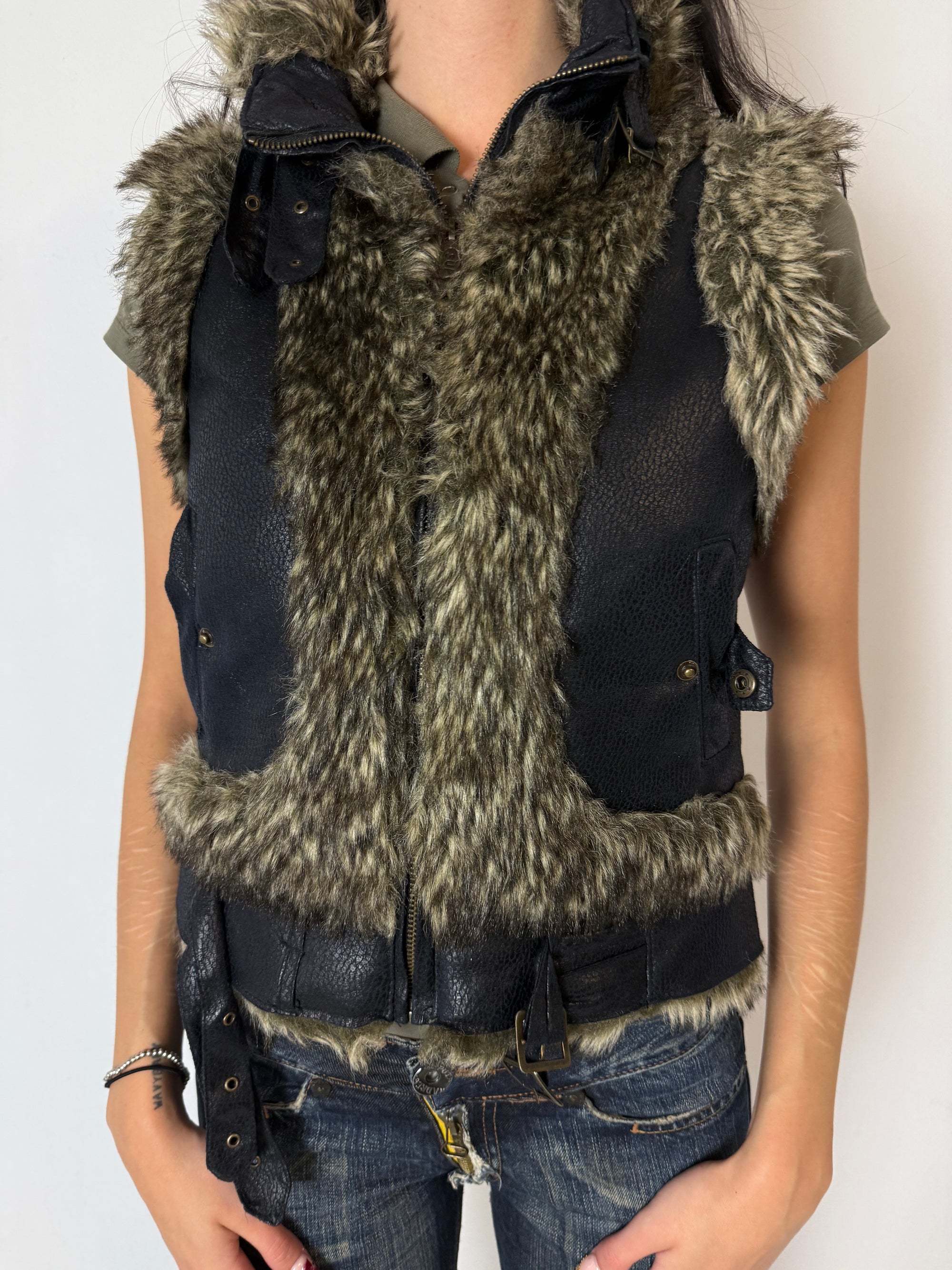 Eine schwarze y2k faux Leder Weste mit faux fur