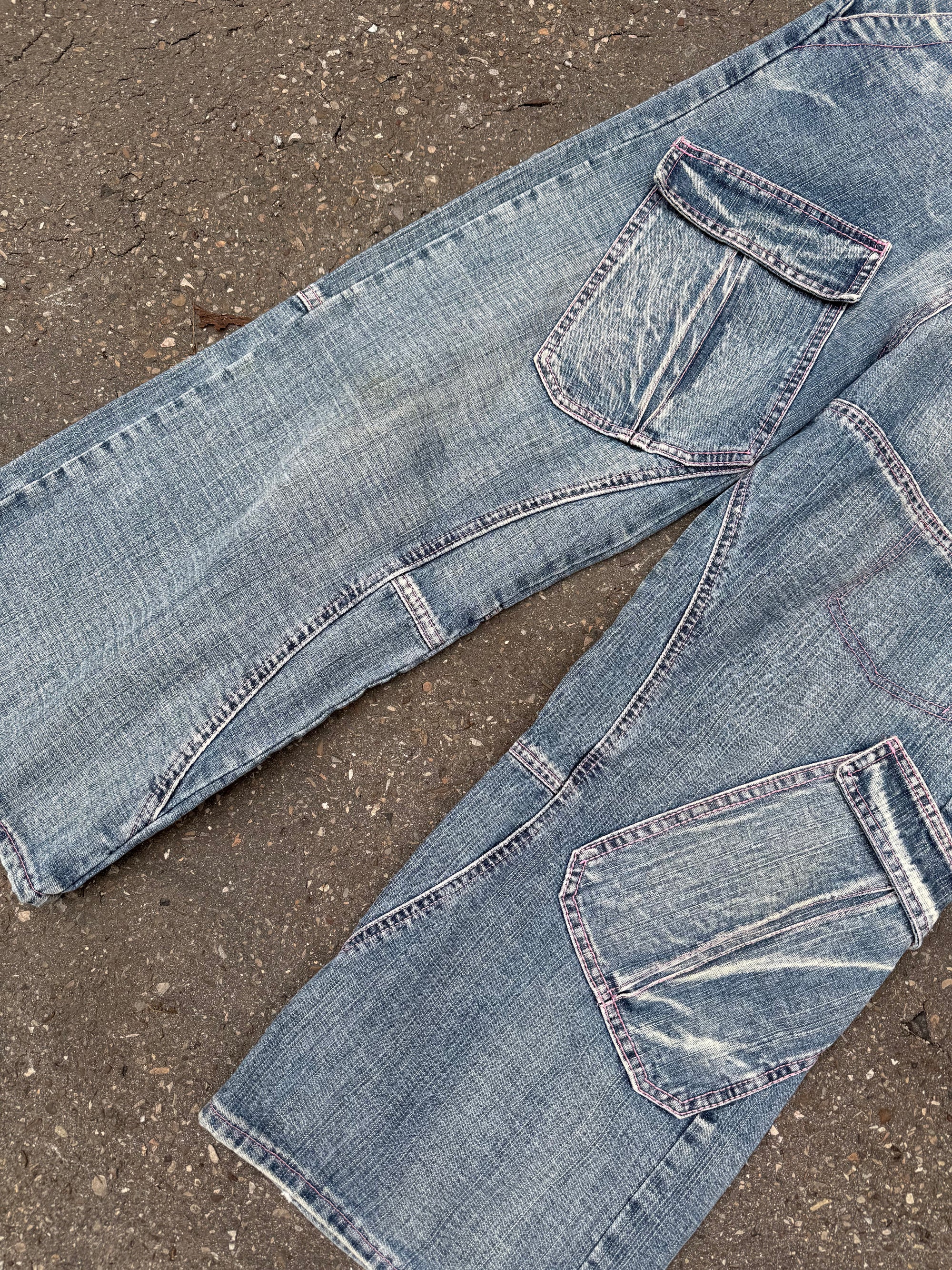 Detailliertes Produktbild von Vintage Cargo Denim mit Pink Stitching XXS von vorne