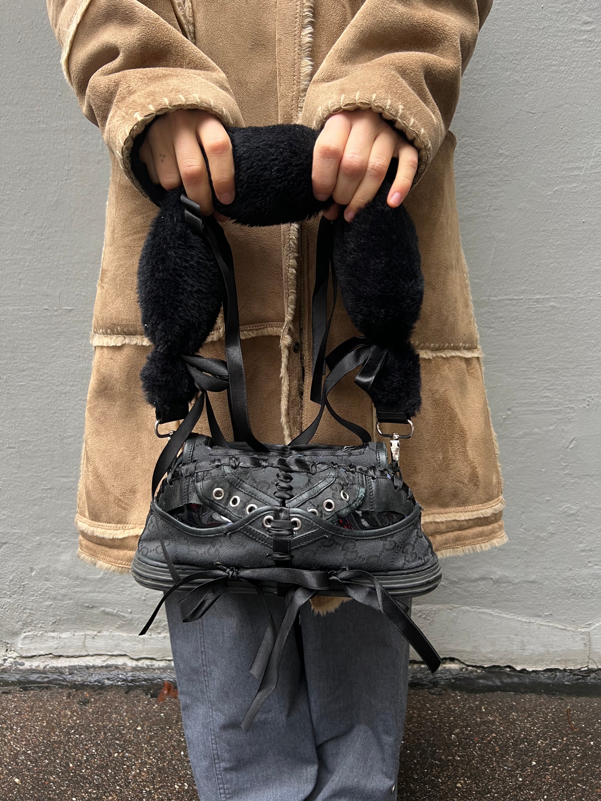 Tragebild der MILLENIUM2K Gucci Shoe Bag von vorne an einem Weiblichem Model.