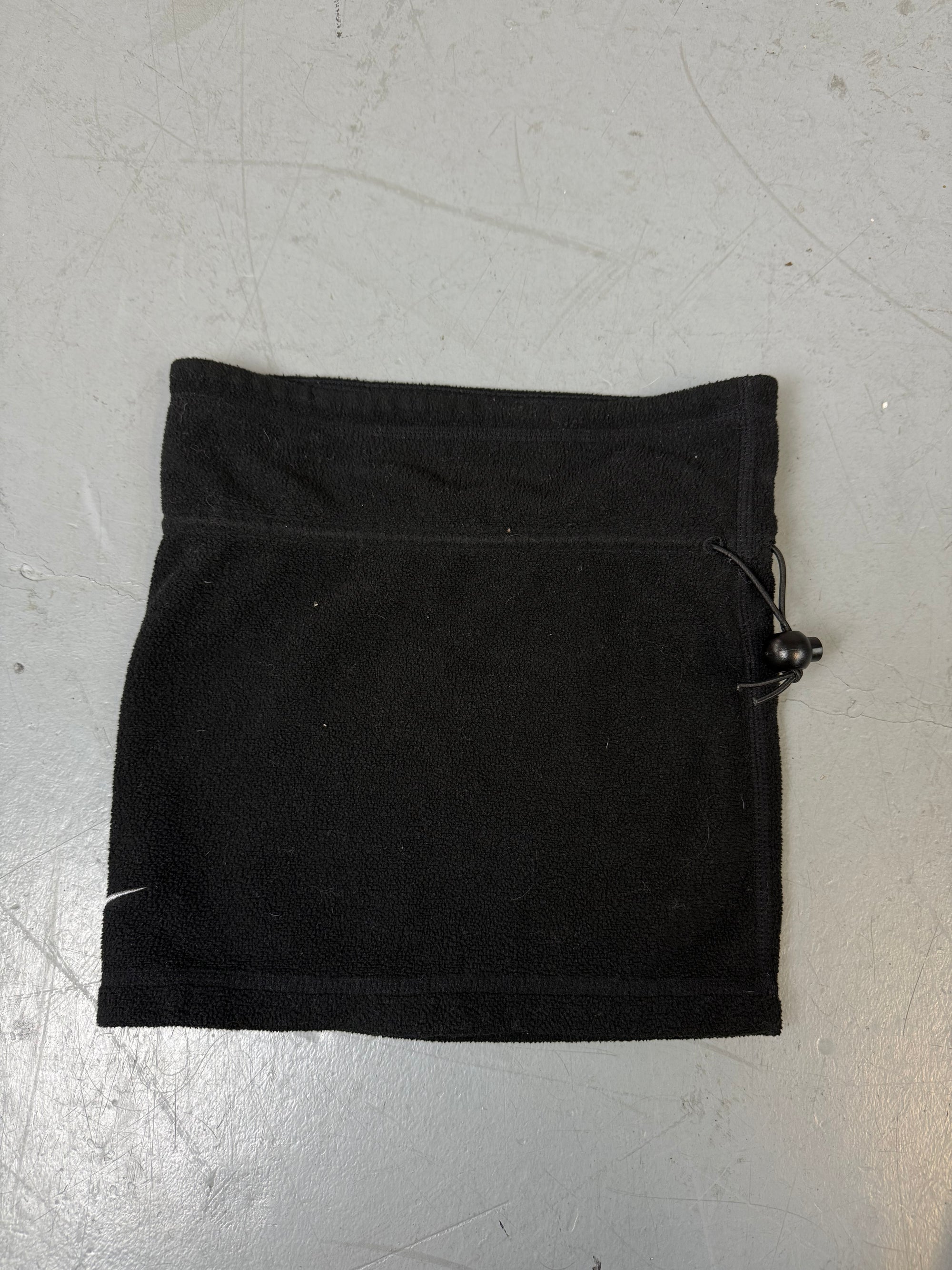 Ein schwarzer kleiner Loop Schal für den Hals von Nike