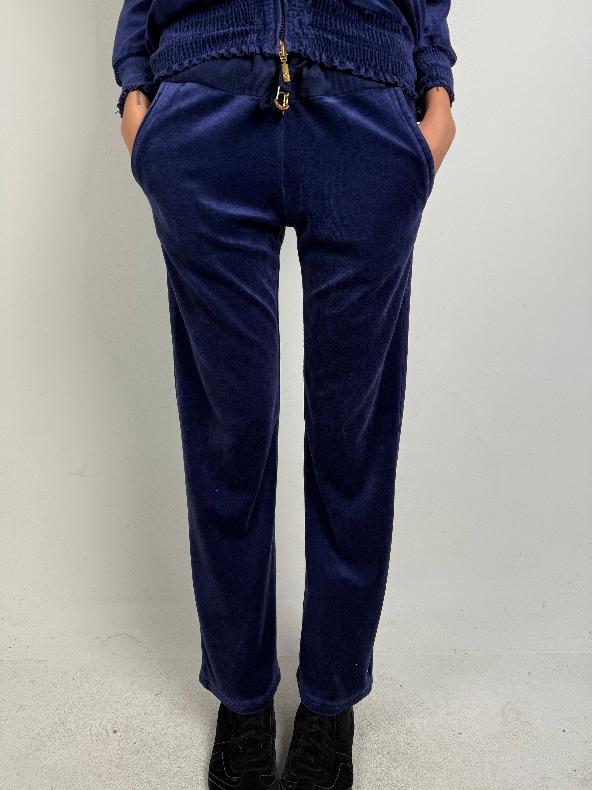 Tragebild von einem Vintage Moncler Violet Velvet Track Set Von Hose von vorne