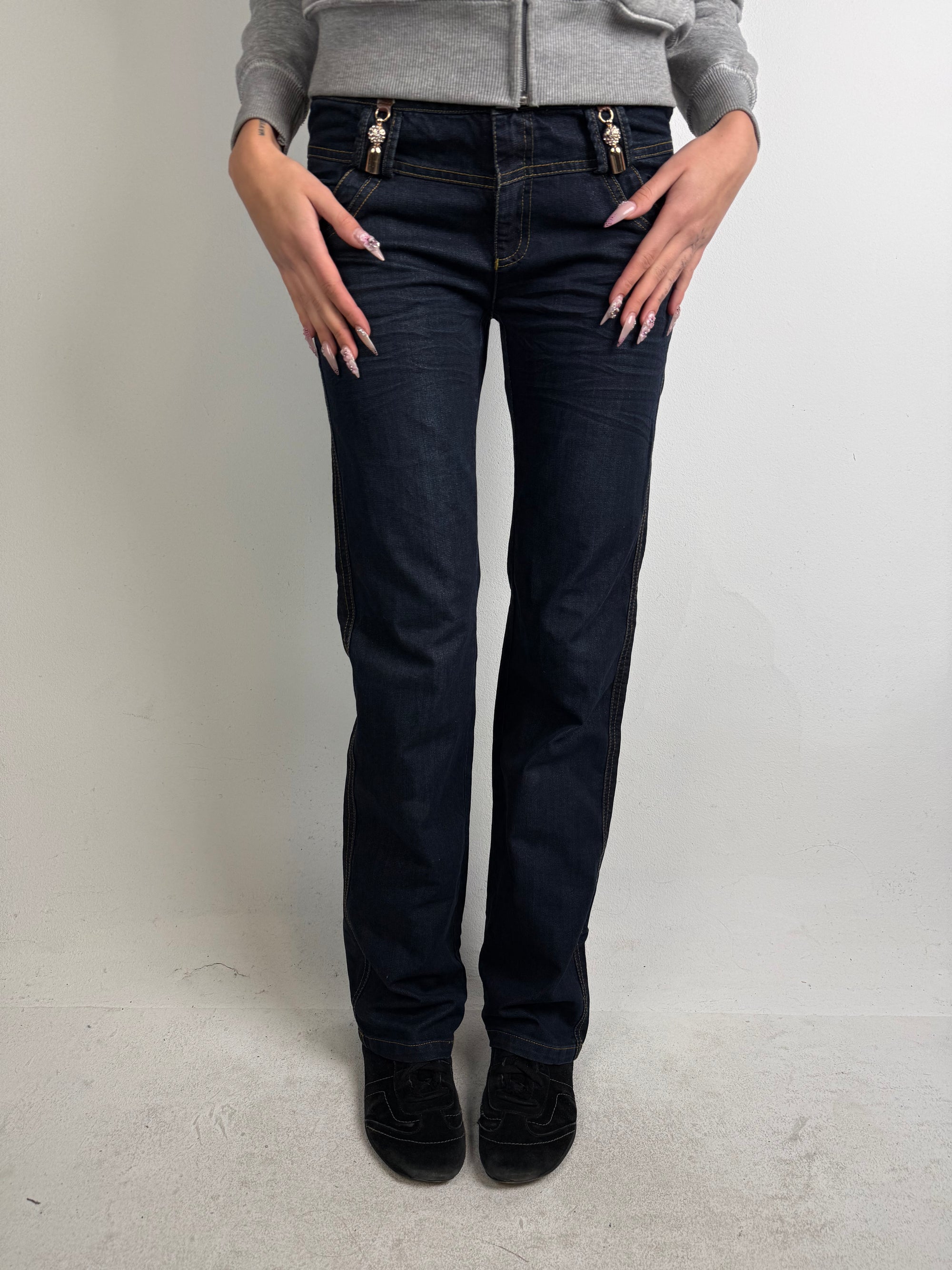 Tragebild von einer Vintage Helen Sky Dark Blue Bootcut Denim with Glitter Charms von vorne