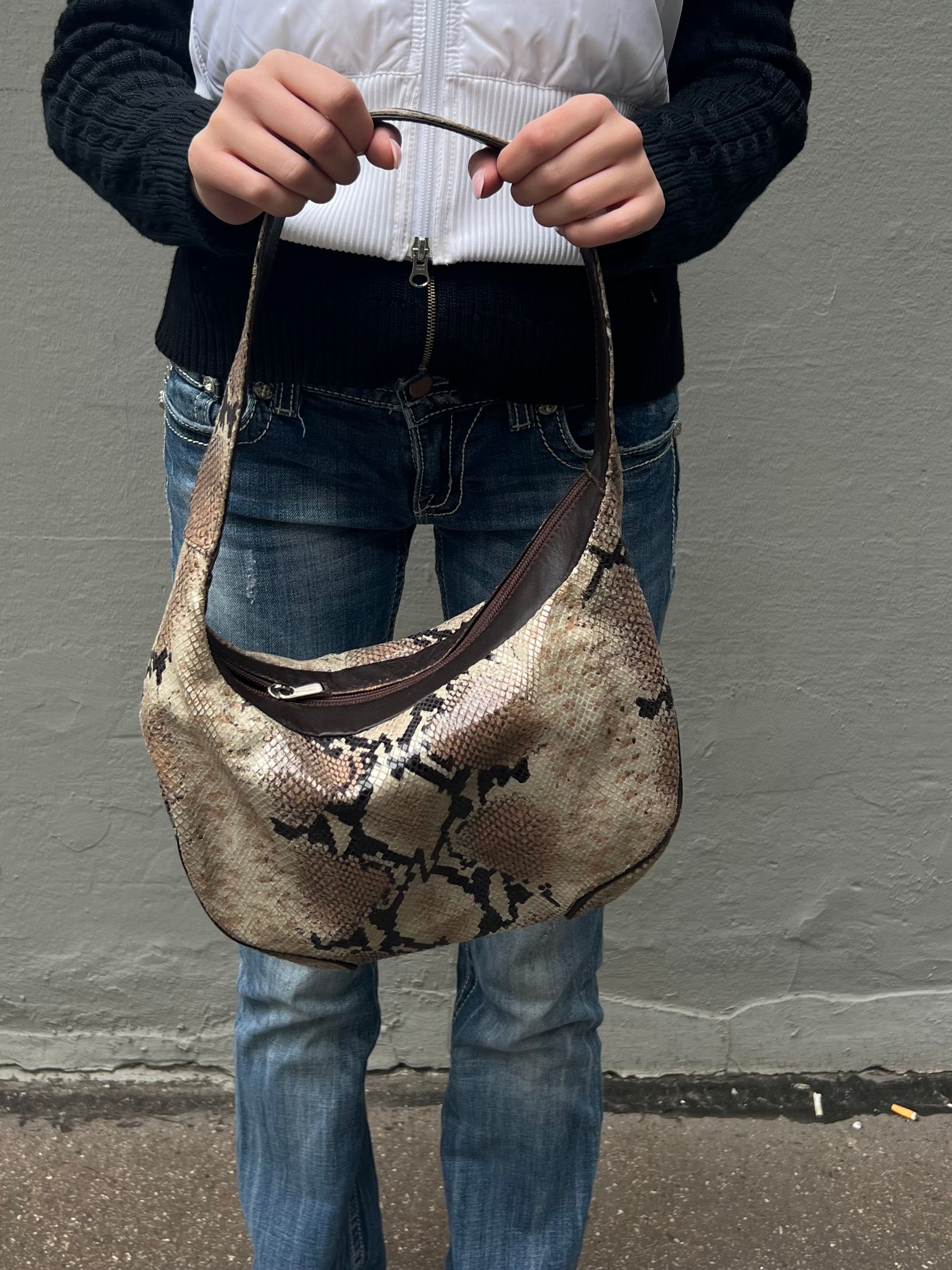 Tragebild einer Handtasche mit schlangenmuster von vorne