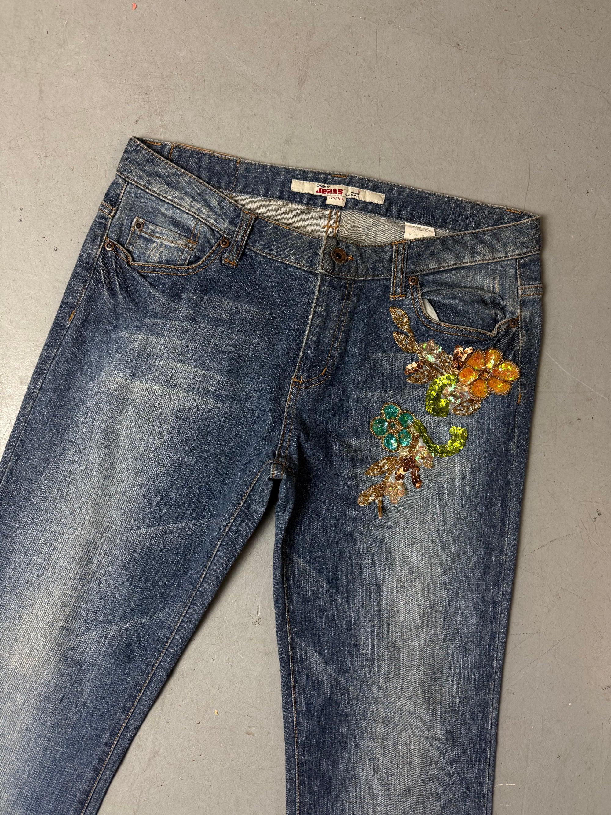 Detailbild von einer Vintage Only Flared Jeans with Flowers von Hosentasche vorne mit Blumenpailletten