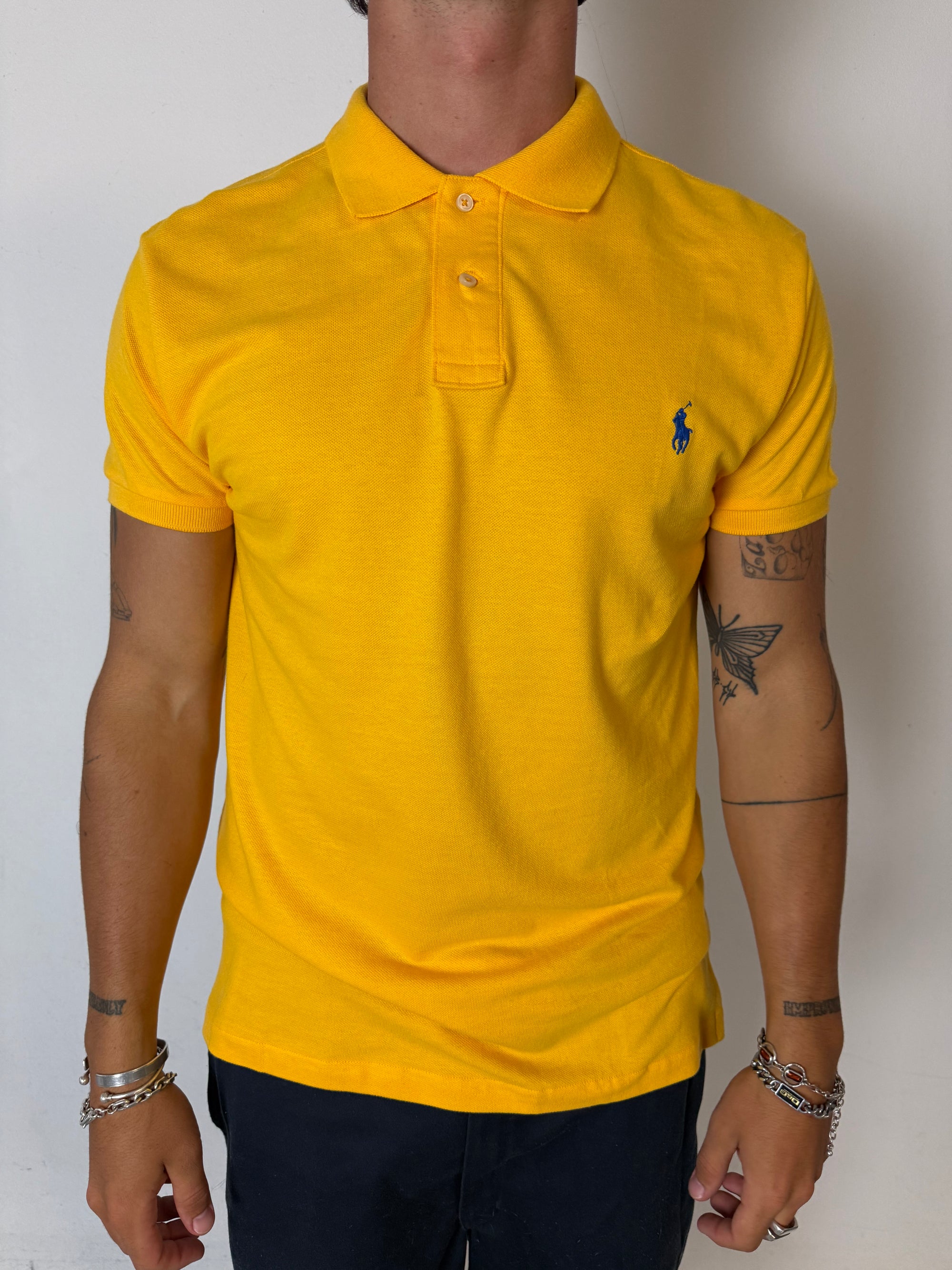Ein gelbes Polo von Ralph Lauren mit blauem Reiter auf der Brust in L