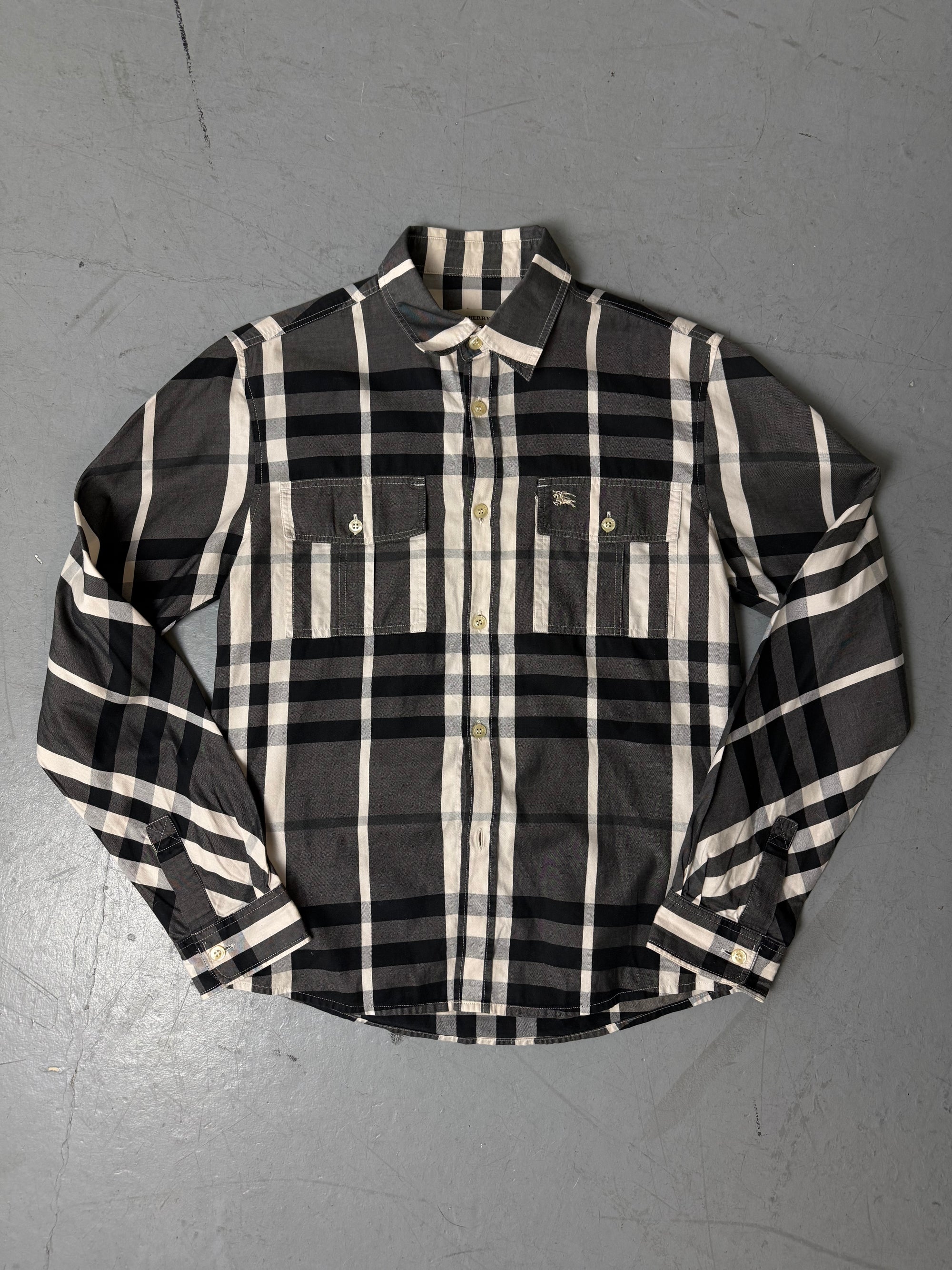 Eine schwarz weiß karierte Bluse von Burberry