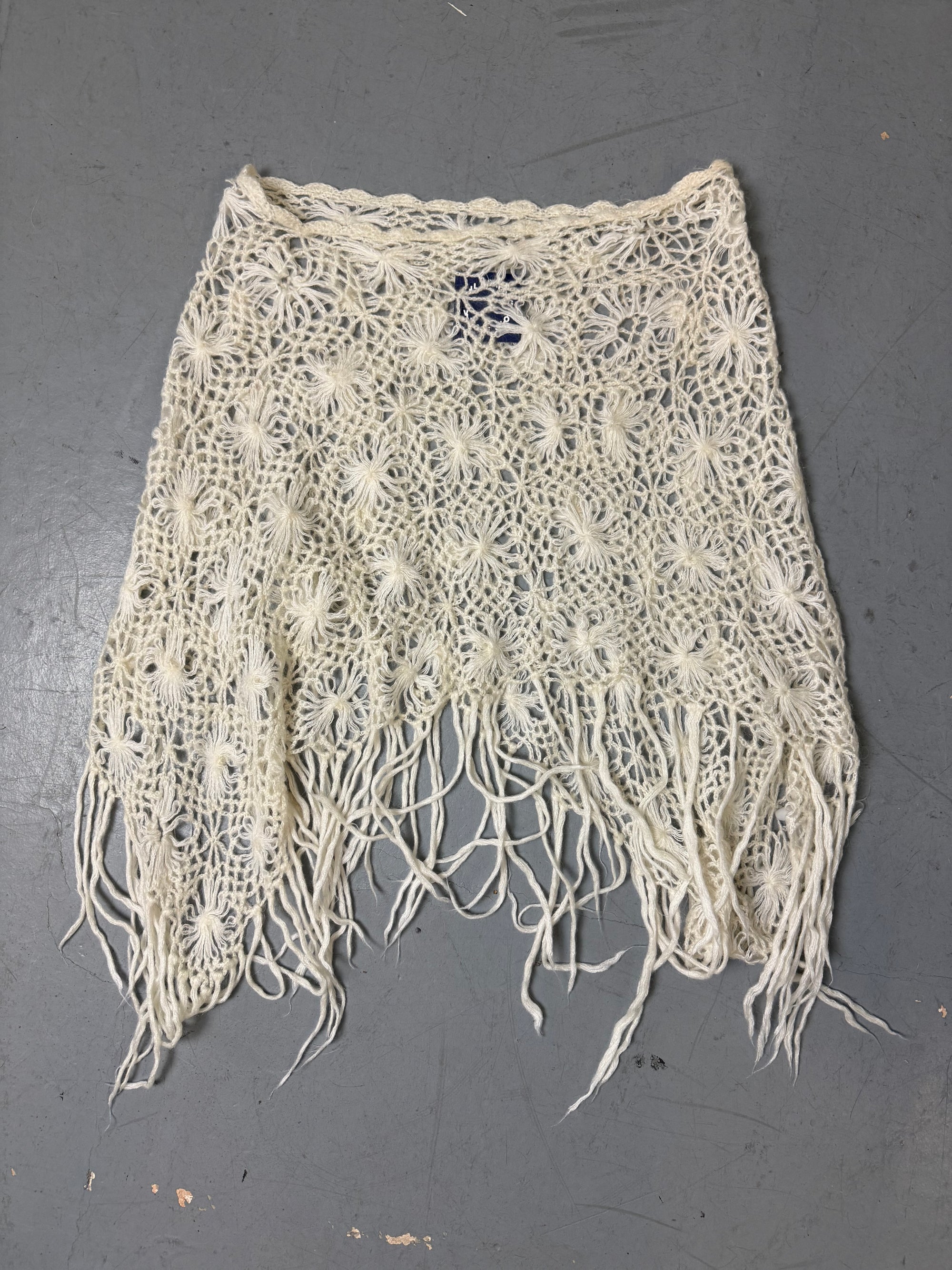 Ein cremefarbener Rock in L gestrickt im Blumenmuster