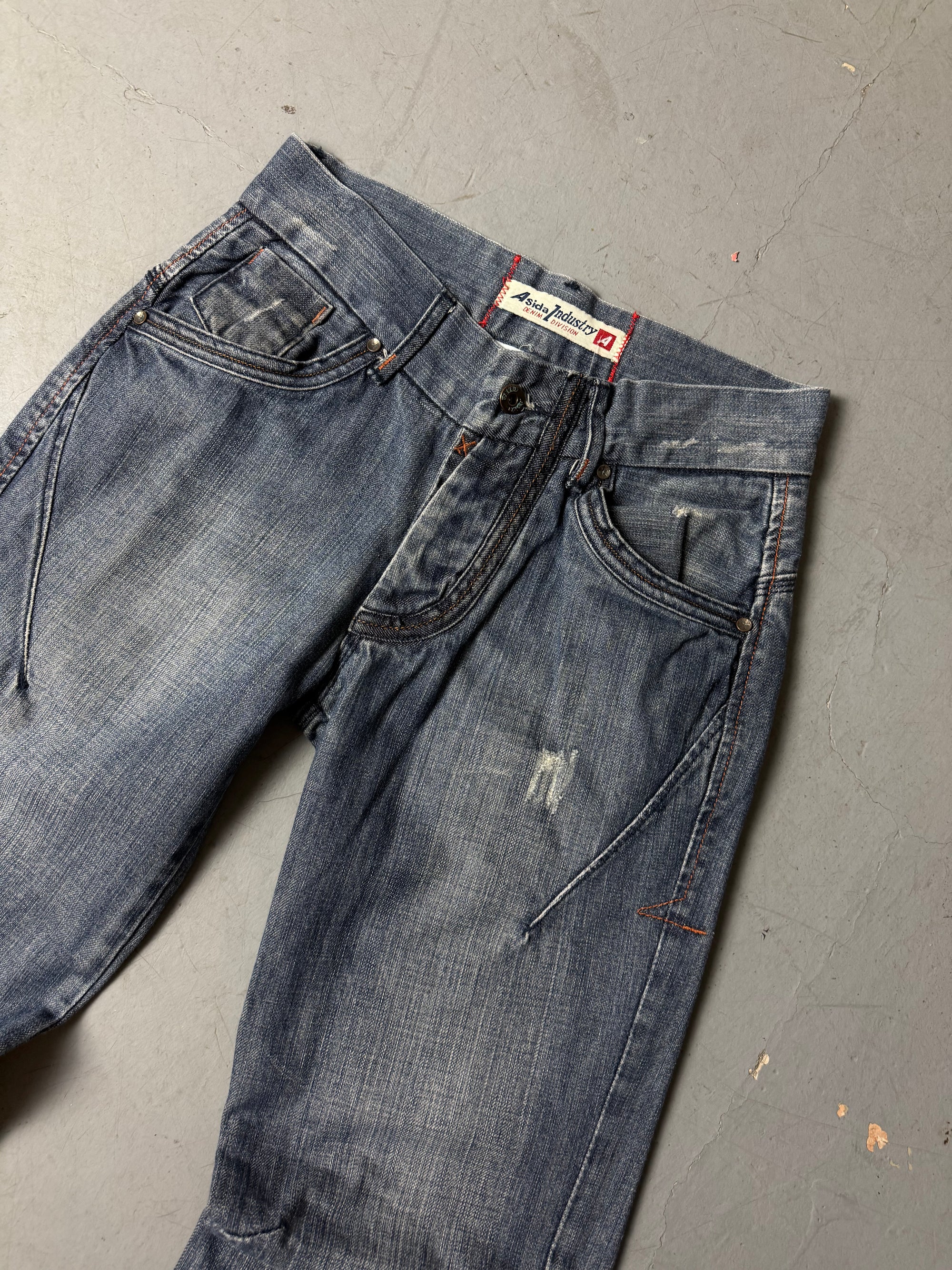 Detailliertes Produktbild von Vintage Asida Industry Straight Leg Jeans S von vorne