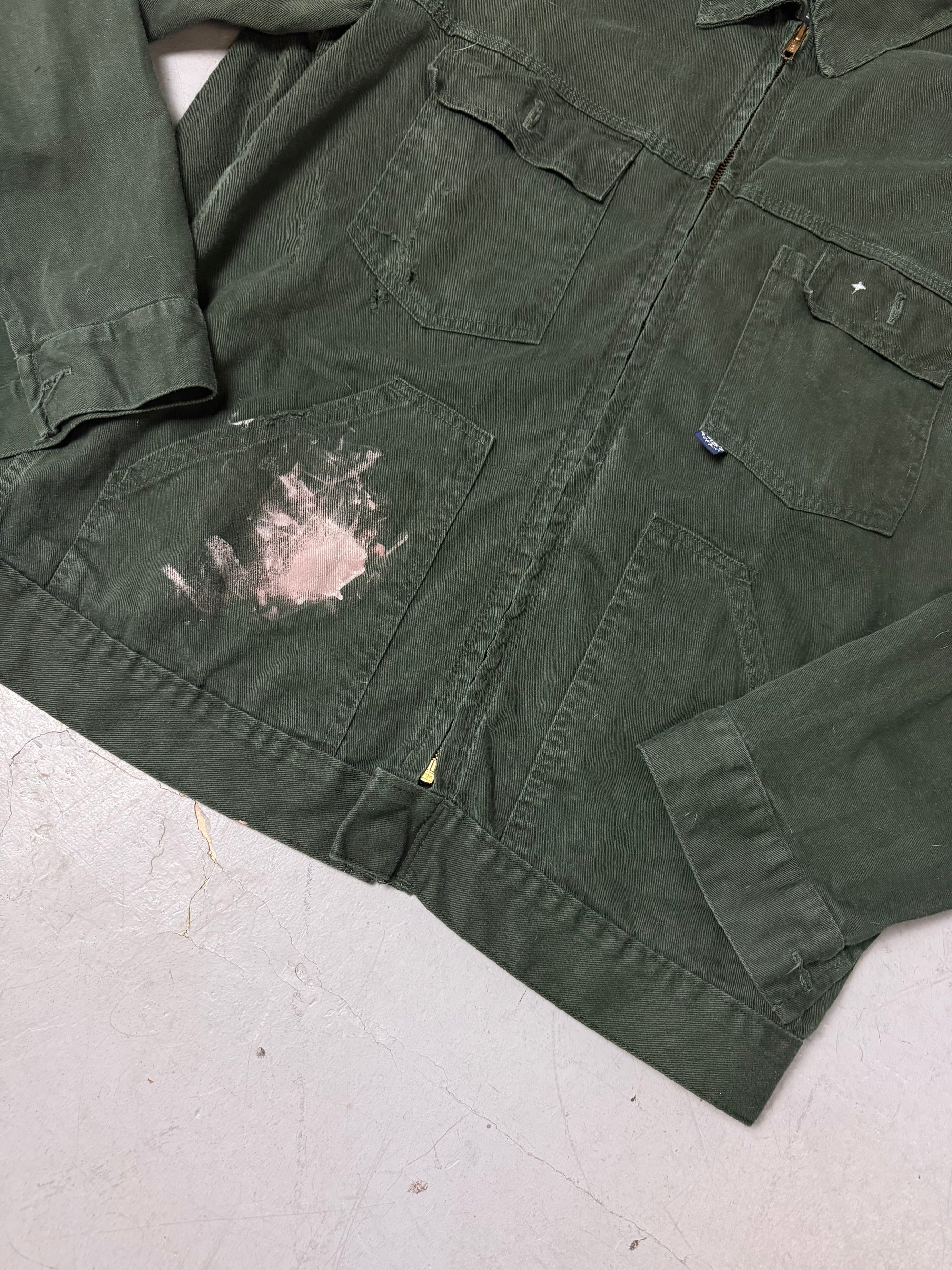 Eine grüne übergangsjacke mit Farbfleck im used workwear Look in L