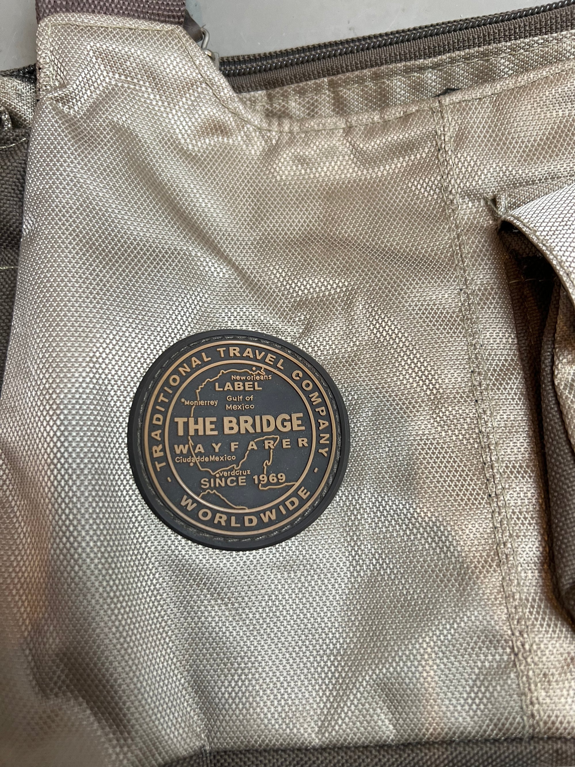 Produkt Bild der Vintage The Bridge Khaki Multipocket Bag von vorne Detail branding 