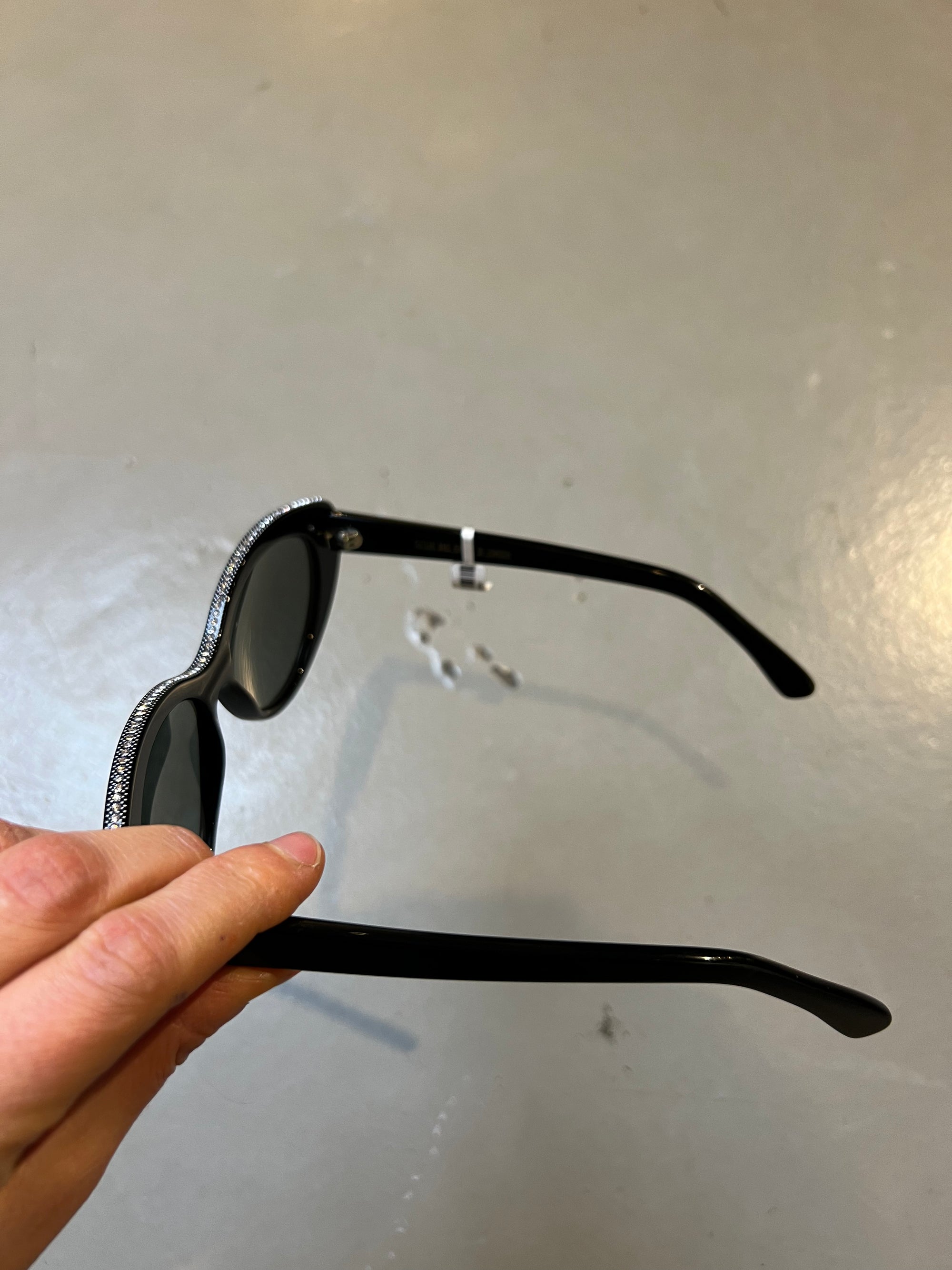 Produktbild der Cutler and Gross Sunglasses Black Glitter von der Seite vor grauem Hintergrund.