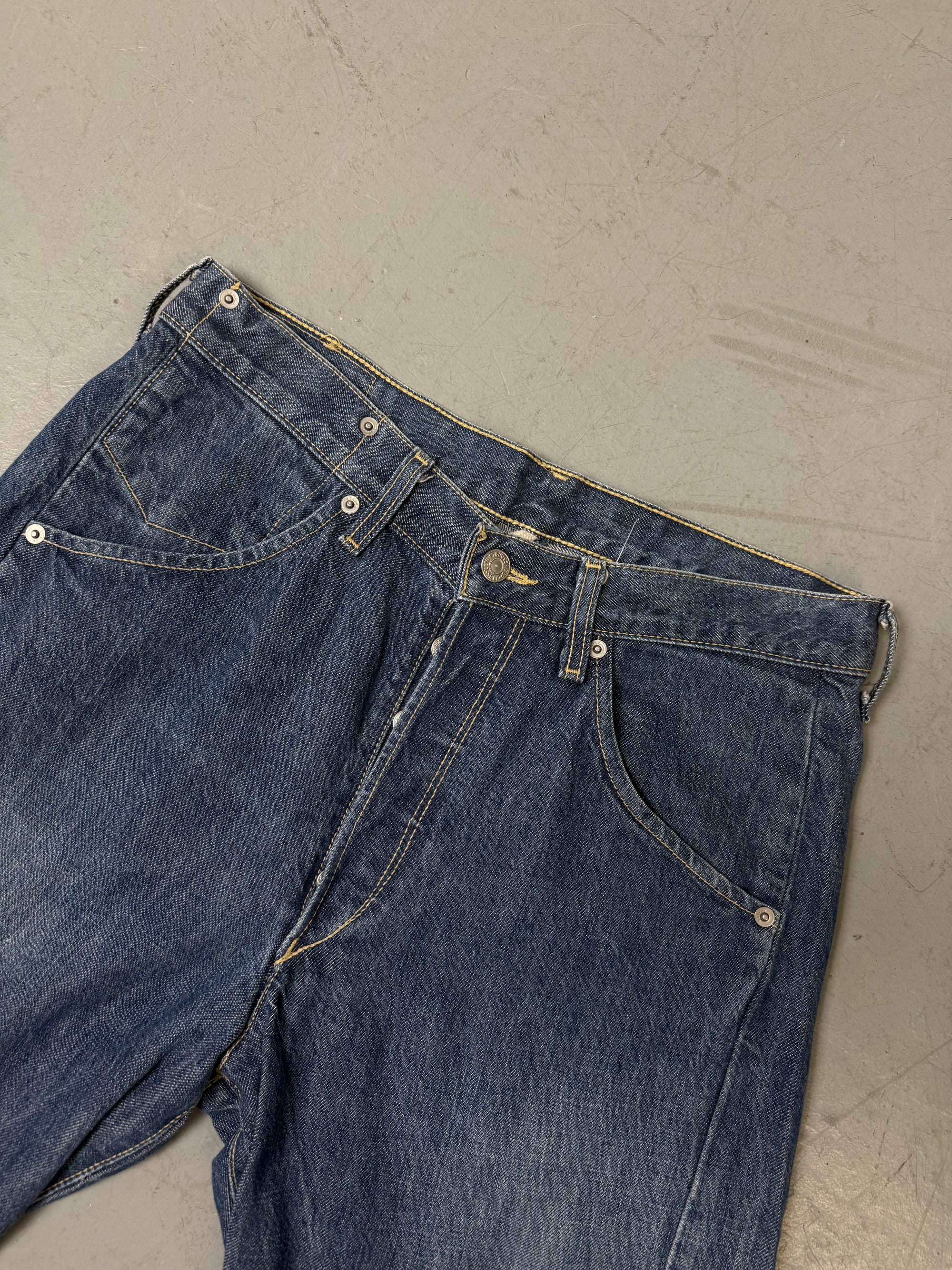 Eine dunkelblaue Levi’s Jorts in M/L