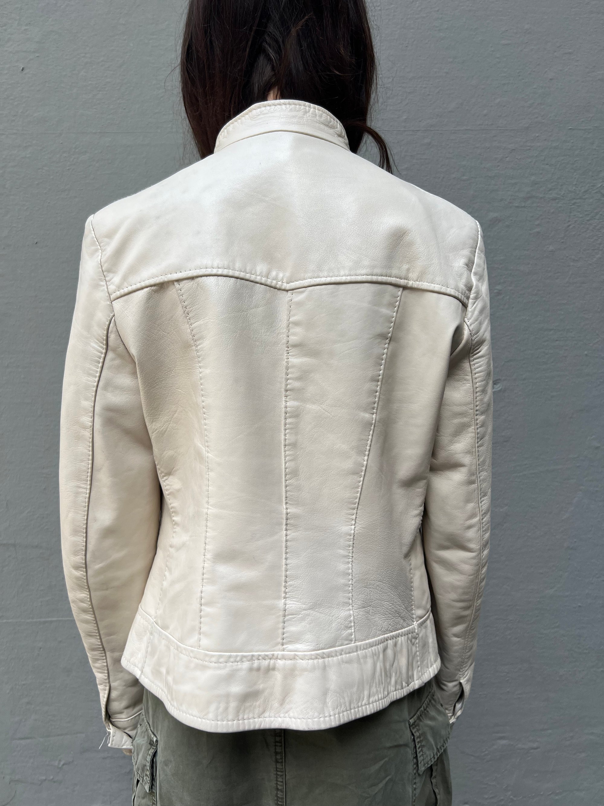 Trage Bild Vintage Beige Leather Jacket S von hinten 