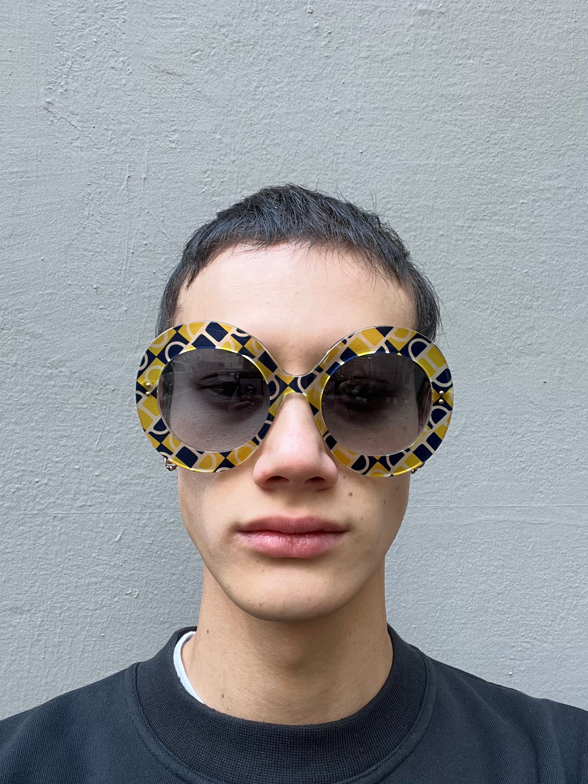 Tragebild der Gucci Sunglasses von vorne an einem Männlichem Model.