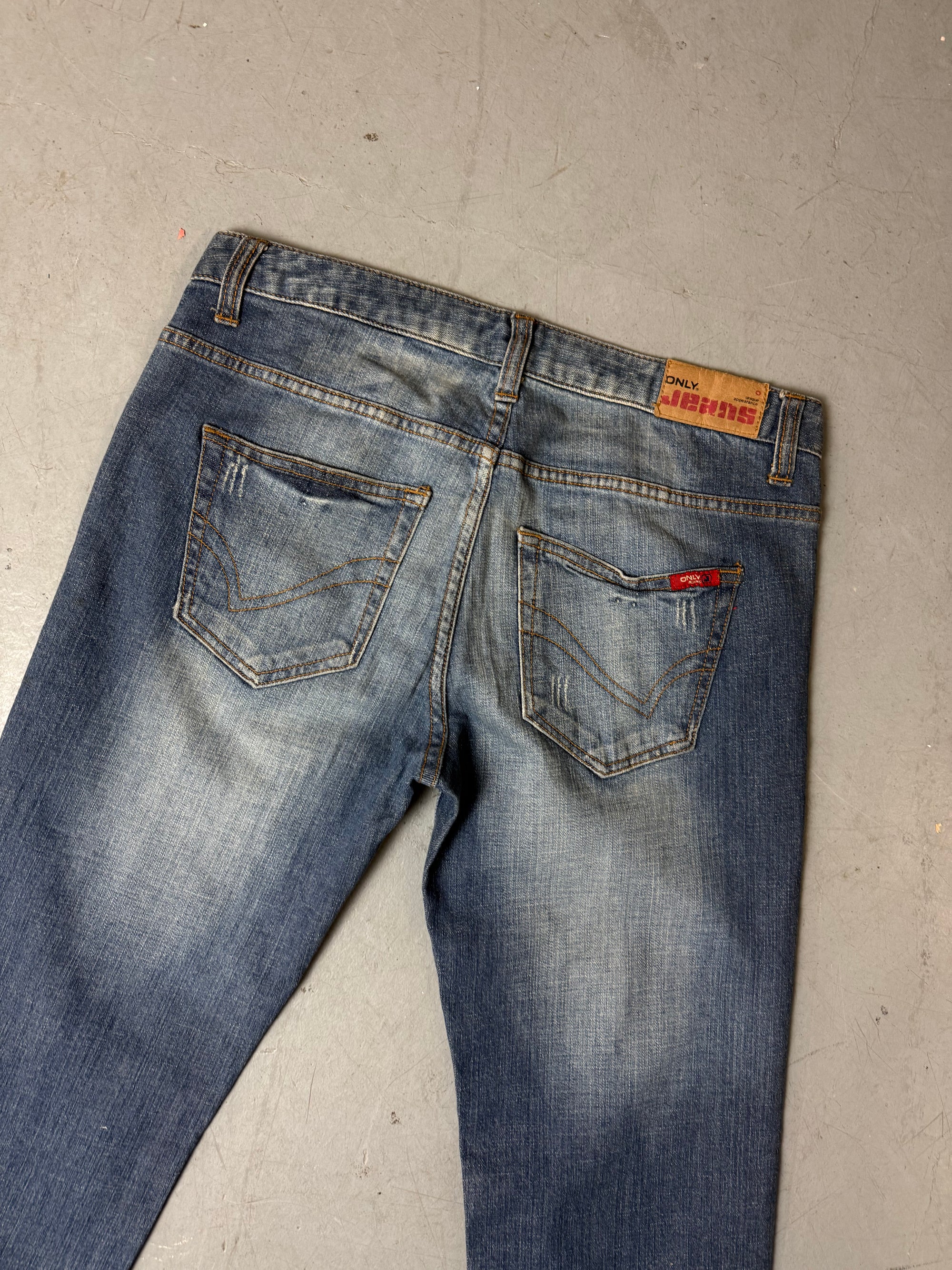 Detailbild von einer Vintage Only Flared Jeans with Flowers von Hosentaschen hinten